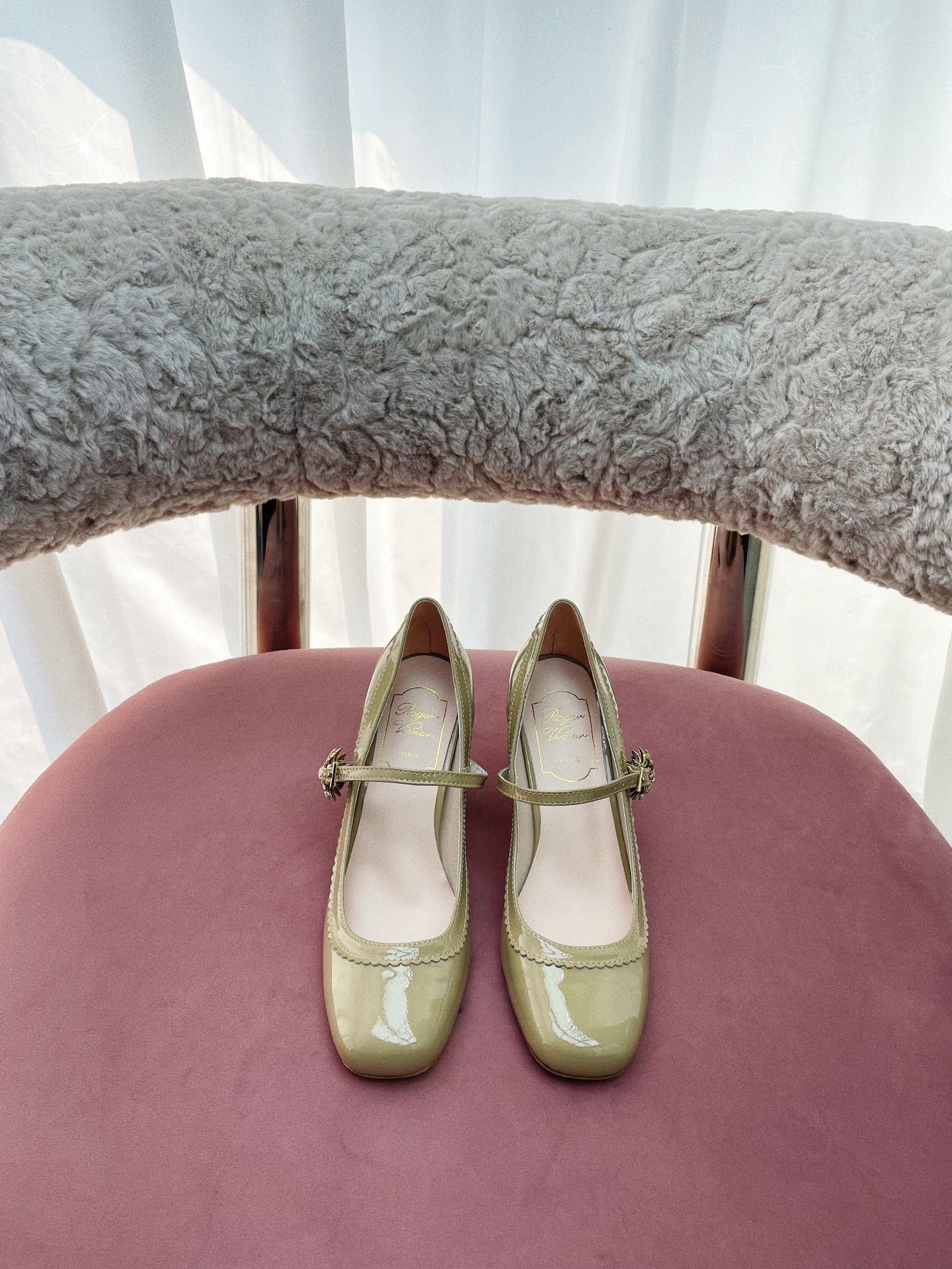 NO:227723,* 25 new Mary Jane ballet shoes released in Sydney stores worldwide, and the RV series is long-term!  The iconic RV sun flower diamond buckle is here quietly this summer, travel~ driving~ party style is the first choice for the feet, very comfortable to wear, elegant and versatile. Original mold opening (only made in the RV market high version) original custom leather outsole material: original custom beef patent leather/mirror leather imported sheepskin inner lining hardware original 11 diamond buckle size 34-40 sizes (positive size) 34/40 custom heel height 8.5cm shoe box with original full packaging, Mary Jane, mary jane, sheepskin, Leather soles19860909出  * 25新款玛丽珍芭蕾舞鞋 悉尼门店全球首发 RV系列长期做货 ！ 标志性的RV太阳花钻扣 这个夏天悄悄的来了,旅游~开车~聚会首选款式 上脚非常舒适 高雅百搭.原版开模（只做RV市场高版本） 鞋底原版定制真皮大底 材质:原版定制牛漆皮/镜面皮 内里进口羊皮内里 五金原版11钻扣 码数34-40码（正码）34/40定制 跟高8.5cm 鞋盒配原版全套包装,玛丽珍,mary jane,sheepskin,Leather soles,Women's Shoes