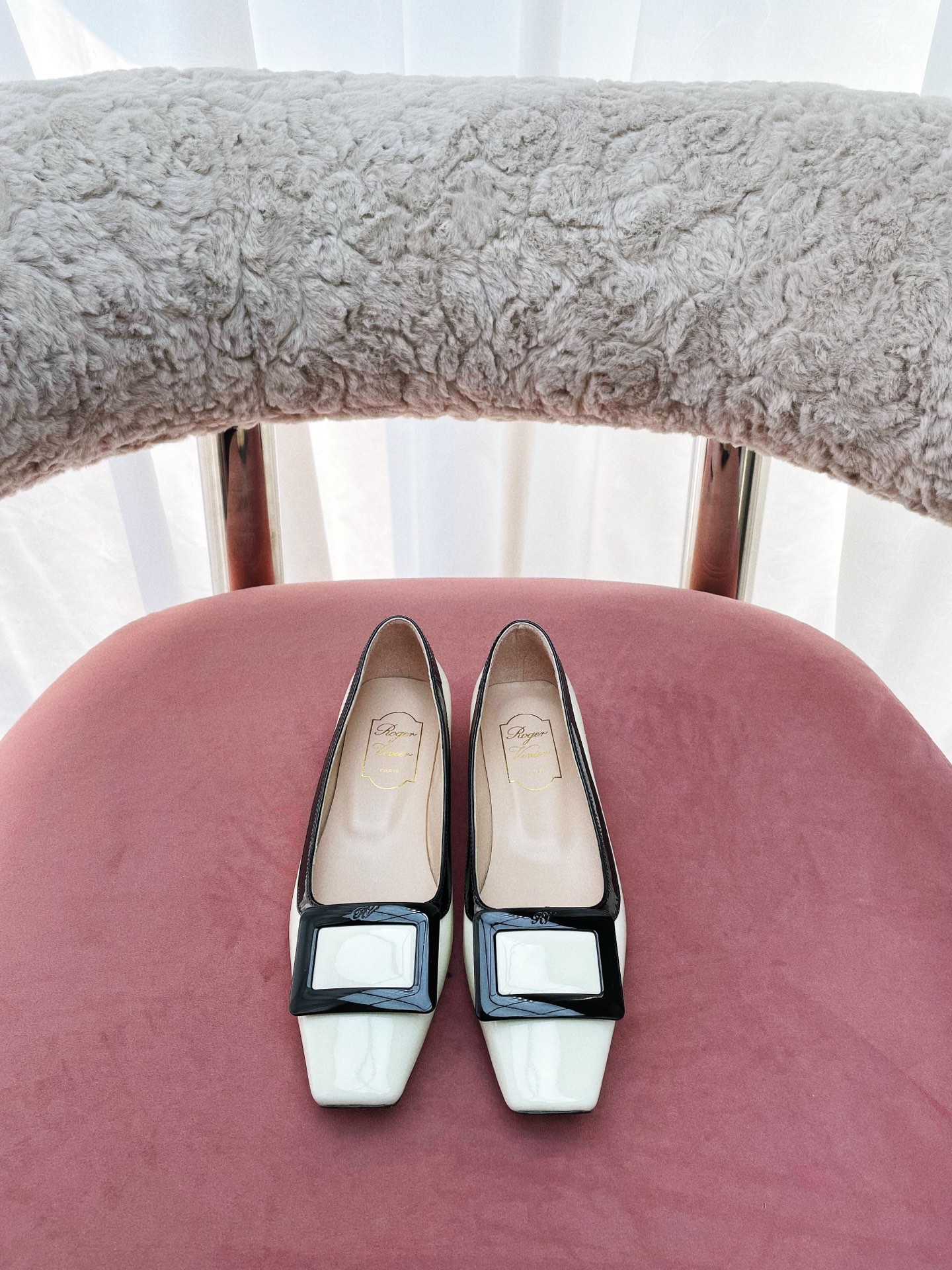 NO:247783,* 24 new patent leather low-heel wedding shoes. The classic and simple geometric design is elegant and exquisite, and the workmanship is exquisite and detailed. My favorite classic shoe shape is 2.5 small thick heel, smooth lines, good wrapping, simple but full of high-end feel~ This year, there are also additional buckles and marble buckles, which are doubled in texture, which is simply too beautiful!  The classic RV model is the most practical and versatile, and can be easily controlled by both capable commuting outfits and elegant French outfits~ It is said that women all over the world are crazy about high heels, so this pair of classic RV models must be a must-have item for exquisite urban girls!  Wearing RV shoes all day without feeling tired~ Come and have an appointment with your sisters to go out for a walk! Sole original genuine leather outsole Material: Original custom ox patent leather inner grain sheepskin inner hardware original 11 custom buckle size 34-40 size 34/40/custom Heel height: 2.5cm /4.5cm Shoe box with original full packaging, single shoes, high heels, sheepskin, Leather soles19860909出 * 24新款漆皮低跟婚鞋 经典简约的几何设计落落大方 做工精致细节到位 最爱的经典鞋型,2.5的小粗跟,线条流畅,包裹性好,简约但尽显高级感~今年还出了现增扣和大理石扣,质感倍增,简直不要太美！RV的经典款就是最实用百搭的,不论是干练的通勤装还是优雅的法式穿搭都能轻松驾驭~ 都说全世界的女人都在为高跟鞋疯狂,那么RV这双经典款一定是精致都市Girl的必备单品！穿着RV的鞋逛上一整天都不嫌累哦~快快约上姐妹出门逛gai! 鞋底原版真皮大底 材质: 原版定制牛漆皮 内里粒面羊皮内里 五金原版11定制饰扣 码数34-40码 34/40/定制 跟高: 2.5cm /4.5cm 鞋盒配原版全套包装,单鞋,high heels,sheepskin,Leather soles,Women's Shoes