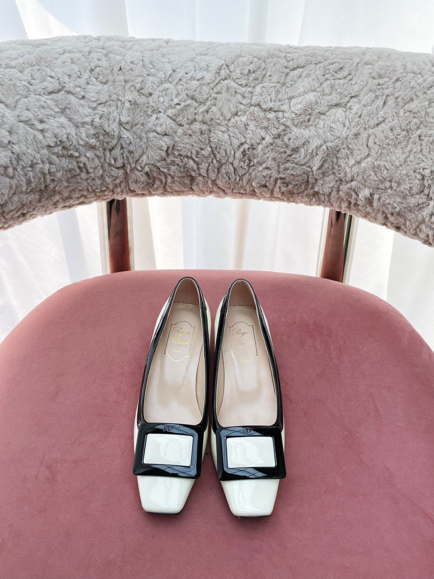 NO:247786,* 24 new patent leather low-heel wedding shoes. The classic and simple geometric design is elegant and exquisite, and the workmanship is exquisite and detailed. My favorite classic shoe shape is 2.5 small thick heel, smooth lines, good wrapping, simple but full of high-end feel~ This year, there are also additional buckles and marble buckles, which are doubled in texture, which is simply too beautiful!  The classic RV model is the most practical and versatile, and can be easily controlled by both capable commuting outfits and elegant French outfits~ It is said that women all over the world are crazy about high heels, so this pair of classic RV models must be a must-have item for exquisite urban girls!  Wearing RV shoes all day without feeling tired~ Come and have an appointment with your sisters to go out for a walk! Sole original leather outsole Material: Original custom beef patent leather inner grain sheepskin inner hardware original 11 custom buckle size 34-40 size 34/40/custom Heel height: 2.5cm Shoe box with original full packaging, single shoes, high heels, sheepskin, Leather soles19860909出 * 24新款漆皮低跟婚鞋 经典简约的几何设计落落大方 做工精致细节到位 最爱的经典鞋型,2.5的小粗跟,线条流畅,包裹性好,简约但尽显高级感~今年还出了现增扣和大理石扣,质感倍增,简直不要太美！RV的经典款就是最实用百搭的,不论是干练的通勤装还是优雅的法式穿搭都能轻松驾驭~ 都说全世界的女人都在为高跟鞋疯狂,那么RV这双经典款一定是精致都市Girl的必备单品！穿着RV的鞋逛上一整天都不嫌累哦~快快约上姐妹出门逛gai! 鞋底原版真皮大底 材质: 原版定制牛漆皮 内里粒面羊皮内里 五金原版11定制饰扣 码数34-40码 34/40/定制 跟高: 2.5cm 鞋盒配原版全套包装,单鞋,high heels,sheepskin,Leather soles,Women's Shoes