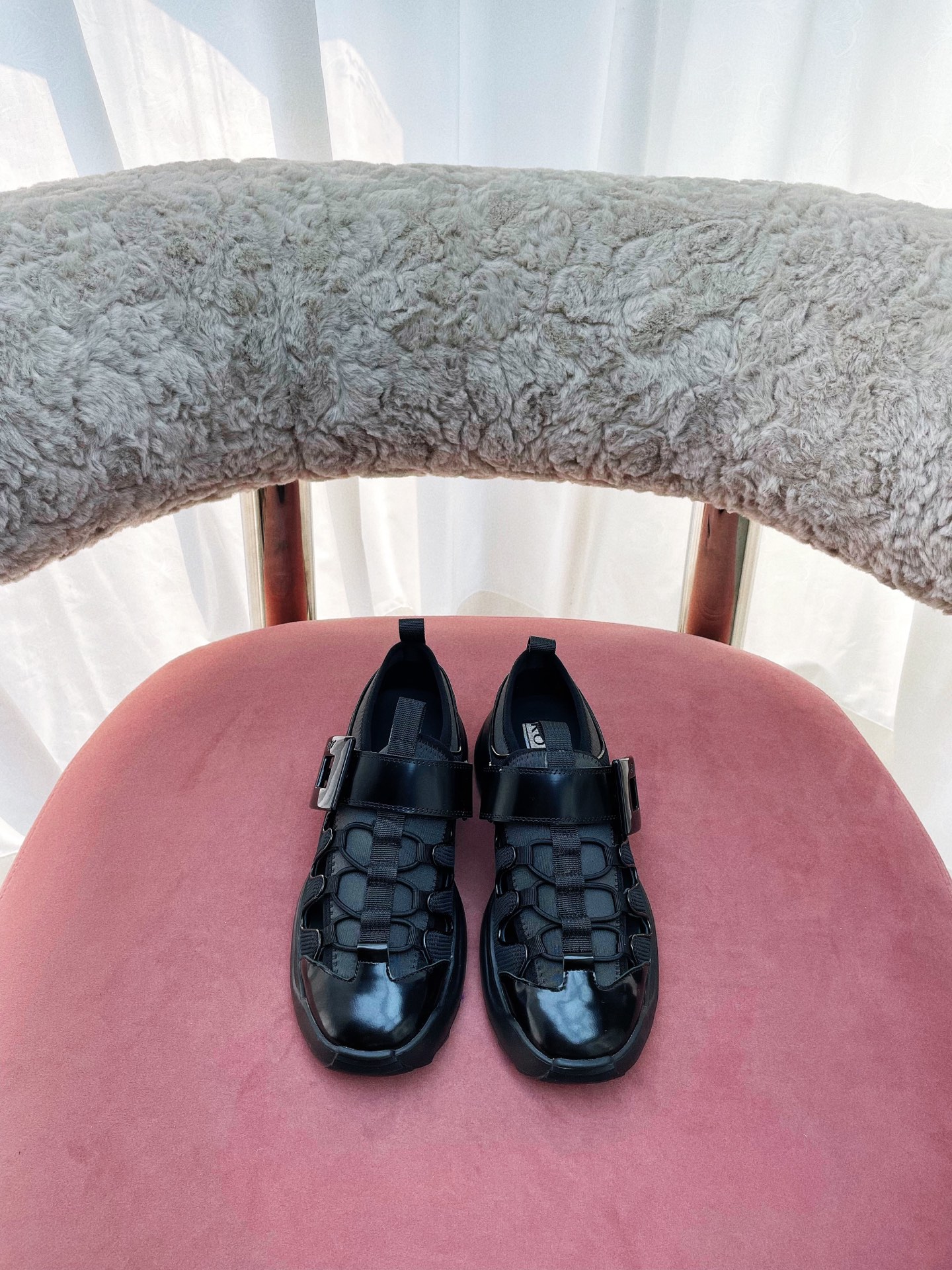 NO:247770,Out * These casual sneakers are quite unique  The classic elements come with a casual and casual atmosphere, which instantly adds a bit of unrestrained feeling to the overall shape. Black leather is used in toe, shoelaces and fasteners, forming a distinct contrast with blue denim, making it full of fashion sense. The thick-soled design is one of the highlights, which not only enhances the wearer's height and increases the visual uprightness, but also gives the shoes a unique trendy style, which is very eye-catching when walking on the street. The combination of Velcro and shoelaces is practical and convenient, and Velcro can be fast  Fixing shoes, the shoelaces can further fine-tune the elasticity and tightness to ensure a comfortable and fitting dressing experience. In terms of matching, it is a versatile tool. It is matched with jeans and the same material creates a integrated casual style; combined with sports pants, thick soles collide with sports elements to show vitality and dynamics; even when paired with skirts, it can create a unique style of balance, which can be easily adapted whether it is shopping, sports or leisure parties.  Material: Original custom cowhide, inner grain sheepskin inner, original hardware 11 square buckle/diamond buckle, size 34-40 34/40/custom Heel height: 7.5cm Shoe box with original full set packaging, casual shoes/sports shoes, sneakers, skirts, jeans, cowhide, sheepskin19860909出  * 这双休闲运动鞋颇具特色 经典的元素,自带随性休闲氛围,瞬间为整体造型增添几分不羁感.黑色皮革用于鞋头、鞋带及扣件等部位,与蓝色牛仔形成鲜明撞色,时尚感拉满.厚底设计是亮点之一,不仅提升了穿着者的身高,增加视觉上的挺拔感,还赋予鞋子独特的潮流风格,走在街头十分吸睛.魔术贴搭配鞋带的组合实用又便捷,魔术贴可快速固定鞋子,鞋带则能进一步微调松紧,确保舒适贴合的穿着体验.在搭配方面,它堪称百搭利器.与牛仔裤搭配,同材质呼应打造出浑然一体的休闲风；和运动裤组合,厚底与运动元素碰撞,彰显活力动感；即便是搭配裙装,也能营造出娘man平衡的独特风格,无论是日常逛街、运动健身还是休闲聚会,都能轻松适配. 材质:原版定制牛皮 内里粒面羊皮内里 五金原版11方扣/钻扣 码数34-40码34/40/定制 跟高: 7.5cm 鞋盒配原版全套包装,休闲鞋/运动鞋,sneakers,skirts,jeans,cowhide,sheepskin,Women's Shoes