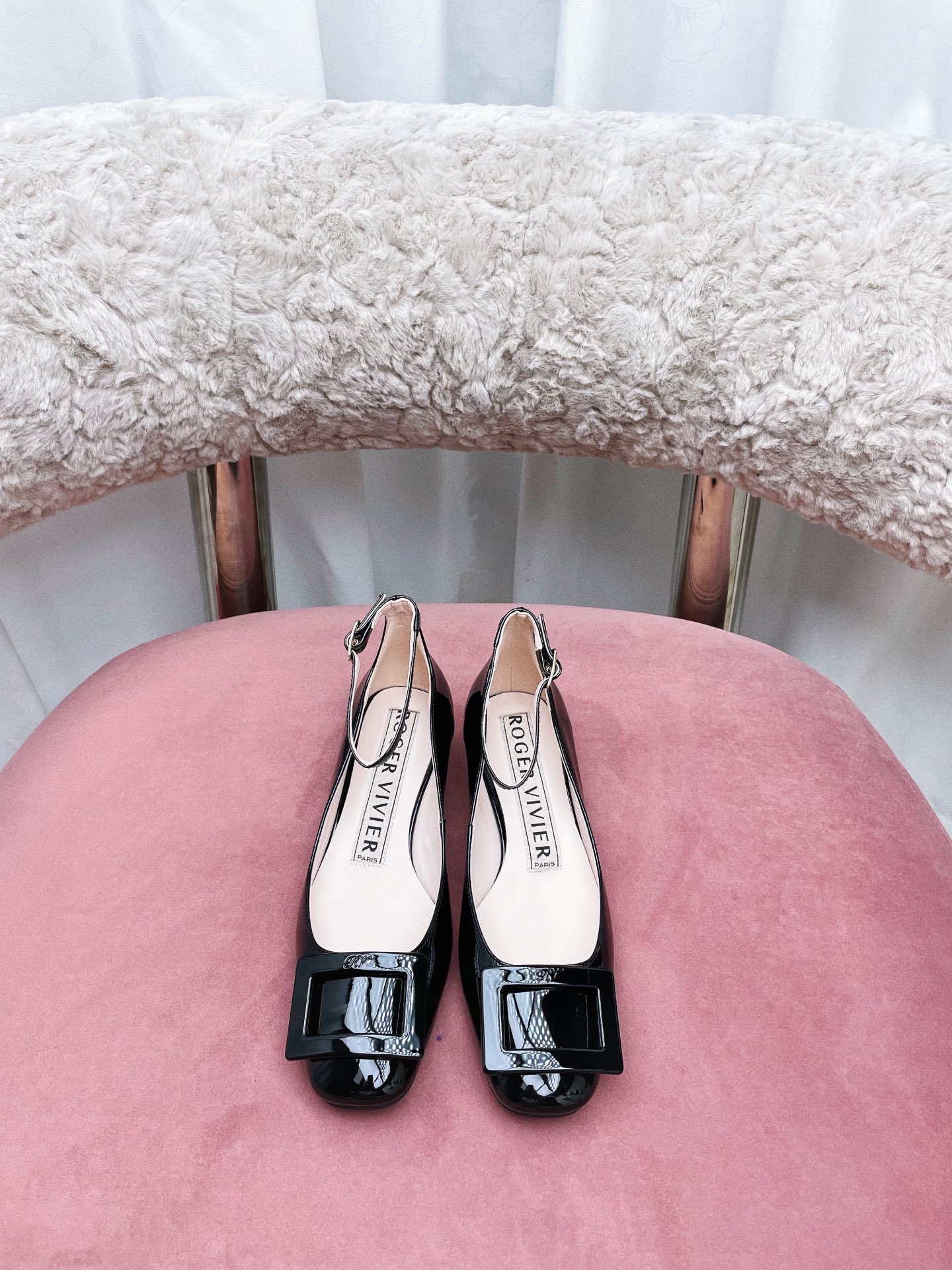 NO:264603,Top-notch * 25 latest square buckle single shoes/sandals are quietly placed on the soft pink suede seats. The upper is as dazzling as a mirror, bright and dazzling as it is full of enthusiasm and vitality, demonstrating a unique fashion taste. The iconic square buckle design, retro and exquisite, has become the finishing touch of this pair of shoes. The mid-heel height of the shoes is just right, which not only adds the wearer's elegant temperament, but also takes into account the comfort of walking. The RV is clearly printed on the insole, silently telling the brand's high-end and luxury.  In the background, the off-white chair back with plush texture forms a soft color contrast with the pink seats, creating a warm and elegant atmosphere. This pair of shoes is not only a fashionable item, but also a work of art. It perfectly combines classic and modern styles, making people unforgettable at a glance, as if you can confidently move to the fashion stage by wearing it. Original custom rubber sole material: Original custom patent leather Inner imported sheepskin Inner hardware original 11 custom buckles Size 35-40 sizes 40 custom non-return and exchange Heel height: 3cm, single shoes, sandals, sheepskin19860909市面顶级 * 25最新款方扣单鞋/凉鞋在柔软的粉色绒面座椅上,静静摆放着一双RV漆皮方扣中跟鞋.鞋面的光泽如镜面般耀眼,明艳夺目,充满了热情与活力,彰显着独特的时尚品味.标志性的方形搭扣设计,复古又精致,成为这双鞋的点睛之笔. 鞋子的中跟高度恰到好处,既增添了穿着者的优雅气质,又兼顾了行走的舒适度.RV清晰地印在鞋垫上,无声诉说着品牌的高端与奢华. 背景中,带有毛绒质感的灰白色椅背与粉色座椅形成柔和的色彩对比,营造出温馨且高雅的氛围.这双鞋不仅是一件时尚单品,更像是一件艺术品,完美融合了经典与现代风格,让人一眼难忘,仿佛穿上它就能自信地迈向时尚的舞台. 鞋底原版定制橡胶底 材质:原版定制漆皮 内里进口羊皮内里 五金原版11定制饰扣 码数35-40码 40定制不退换 跟高: 3cm,单鞋,sandals,sheepskin,Women's Shoes