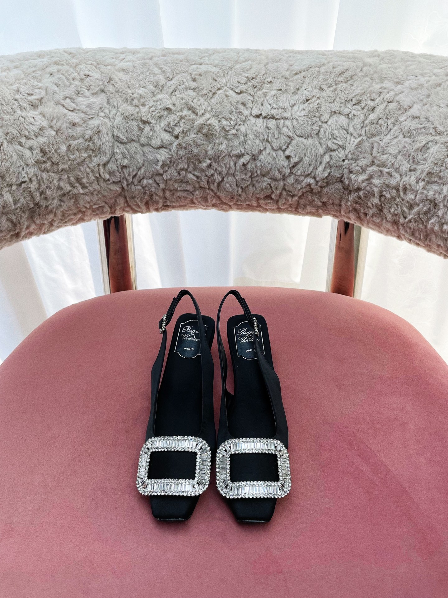 NO:391847,*RV women's shoes Belle Vivier high heels thick heel sandals Super beautiful and super white-footed pair of square buckle sandals This back auspicious high heels are handmade from patent leather and have brand buckles. The inspiration is shining with lady, and can be matched with exquisite or casual outfits. One word is beautiful. It will look better with a little thick heel, modify the lines of the calf and not tired of walking. You will definitely fall in love at first sight. Pairing pants is cool and elegant with skirts. RV ladies must have sandals. The Maverick patent leather is soft and delicate, and the classic square buckle design has distinct brand characteristics. It satisfies all summer outfits for Jimei!  Original leather outsole Material: Original custom silk, imported sheepskin inner lining, original hardware 11 custom buckle, size 34-40 sizes 34/40 custom heel height 4.5cm, sandals, sandals, high heels, slippers, skirts, sheepskin, real silk, Leather soles19860909出  *RV女鞋Belle Vivier高跟鞋粗跟凉拖鞋 超美超显脚白的一双方扣饰扣凉鞋 本款后祥带高跟鞋以漆皮手工制成,设有品牌饰扣,灵感源闪耀淑女,搭配精致或休闲装束皆可 一个字美 带点小粗跟会更好看,修饰小腿线条又走路不累 你一定会一见钟情 搭裤子炫酷 搭裙子优雅 RV的小姐姐们必备单品凉鞋 小牛漆皮质地柔软细腻,经典的方扣设计,具有鲜明的品牌特性 满足集美们的一切夏日穿搭！ 鞋底原版真皮大底 材质:原版定制真丝 内里进口羊皮内里 五金原版11定制饰扣 码数34-40码 34/40定制 跟高4.5cm,凉鞋,sandals,high heels,slippers,skirts,sheepskin,real silk,Leather soles,Women's Shoes