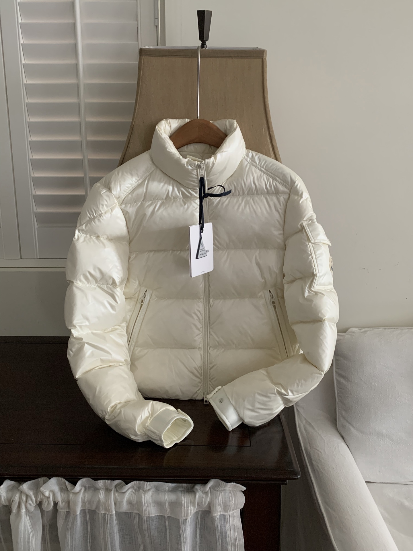 白色细节.
Moncler盟可睐
蒙口Petra系列
鹅绒短款羽绒服女款
填充:90白鹅绒