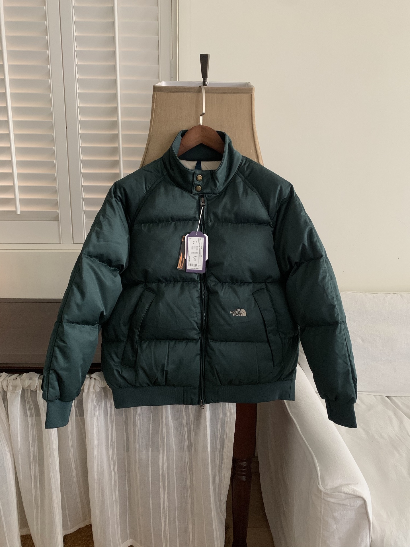 墨绿细节.
新品上架! 工厂放货💰300
THE NORTH FACE
北面紫标系列PURPLE LABEL
纯色Logo刺绣棒球羽绒服男女同款
填充:90白鸭绒
尺码: S M L XL