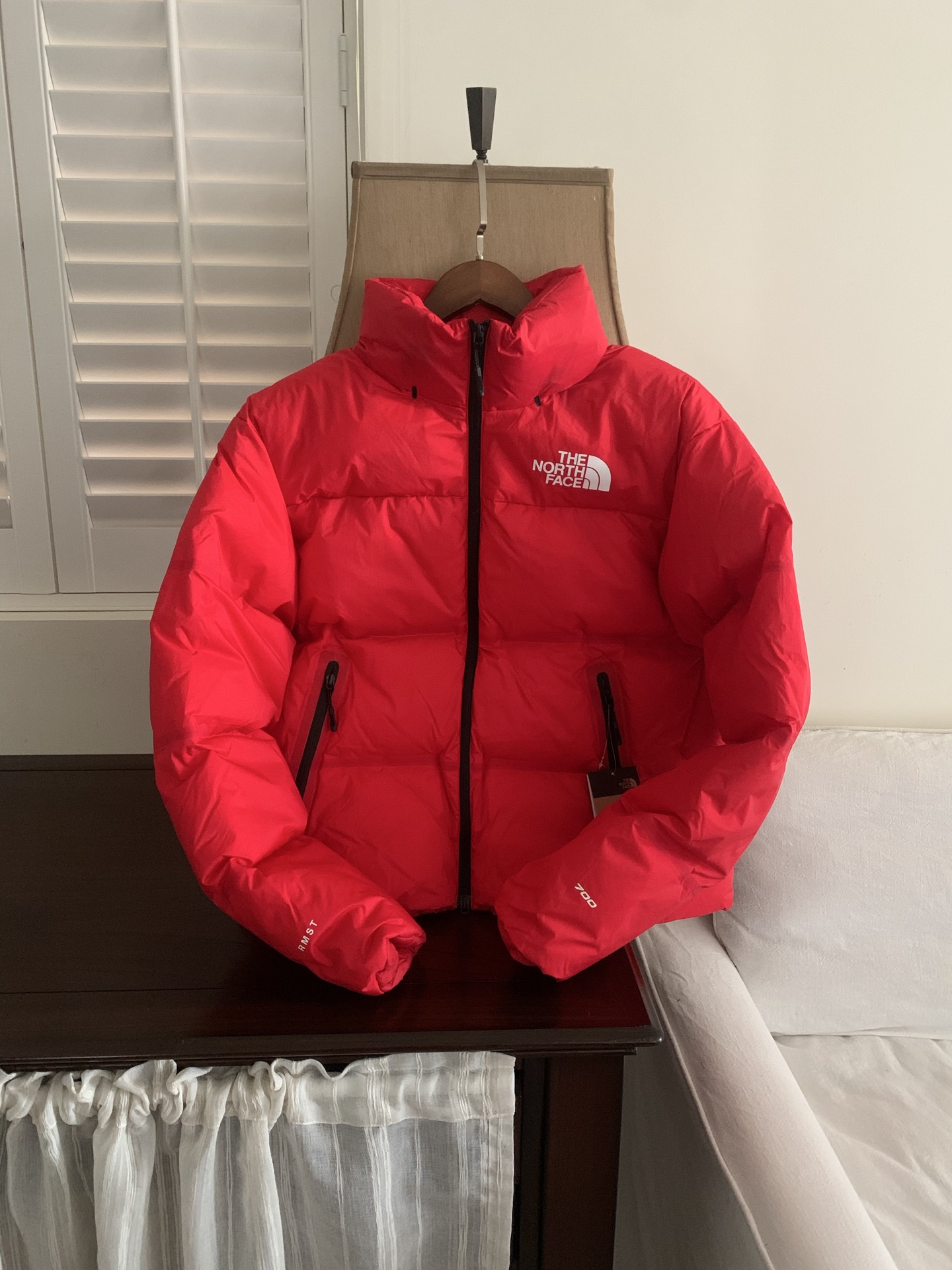 圣诞红色细节.
新品上架!L.B工厂放货💰350
THE NORTH FACE 压胶系列
纯色Logo RN99全压胶
拉链立领连帽隐藏帽羽绒服
填充:90白鹅绒
尺码:S M L XL