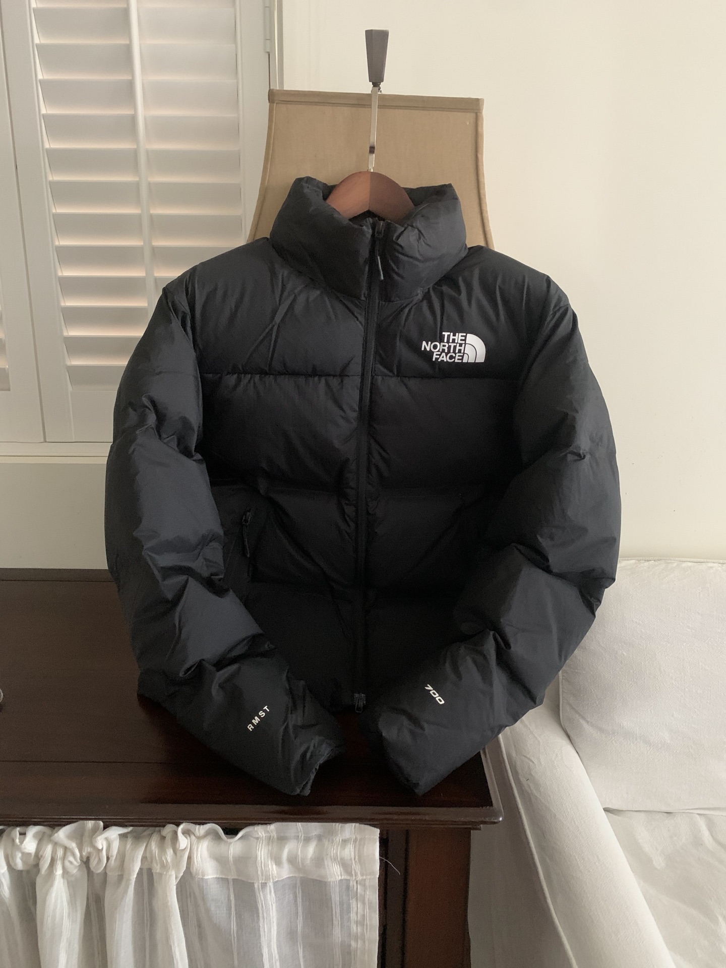 黑色细节.
新品上架!L.B工厂放货💰350
THE NORTH FACE 压胶系列
纯色Logo RN99全压胶
拉链立领连帽隐藏帽羽绒服
填充:90白鹅绒
尺码:S M L XL