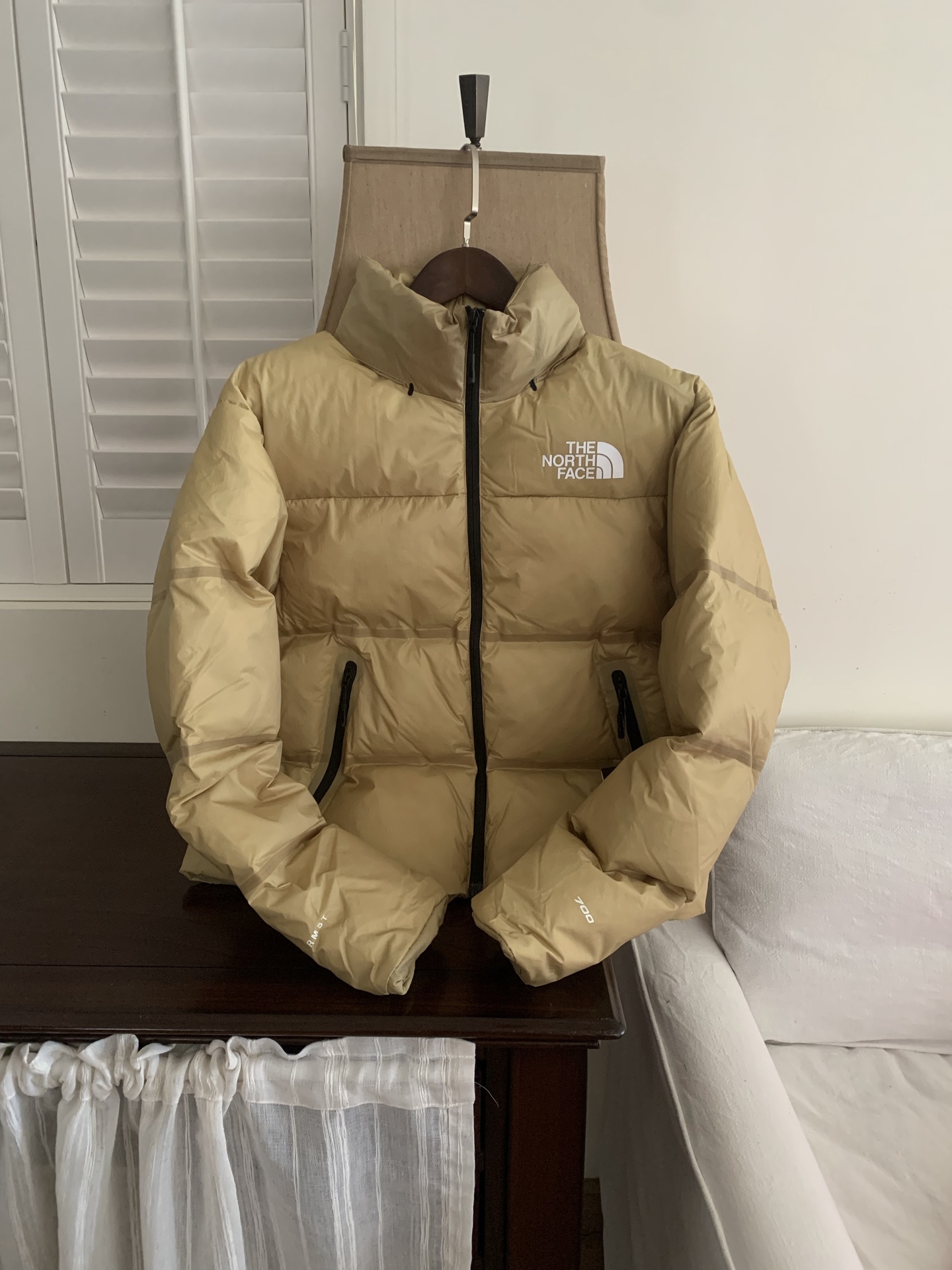 鹅黄细节.
新品上架!L.B工厂放货💰350
THE NORTH FACE 压胶系列
纯色Logo RN99全压胶
拉链立领连帽隐藏帽羽绒服
填充:90白鹅绒
尺码:S M L XL