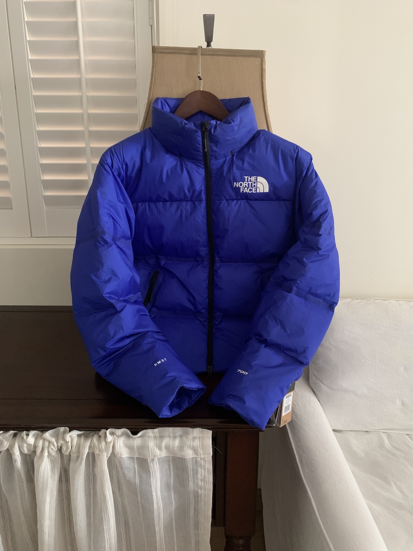 蓝色细节.
新品上架!L.B工厂放货💰350
THE NORTH FACE 压胶系列
纯色Logo RN99全压胶
拉链立领连帽隐藏帽羽绒服
填充:90白鹅绒
尺码:S M L XL