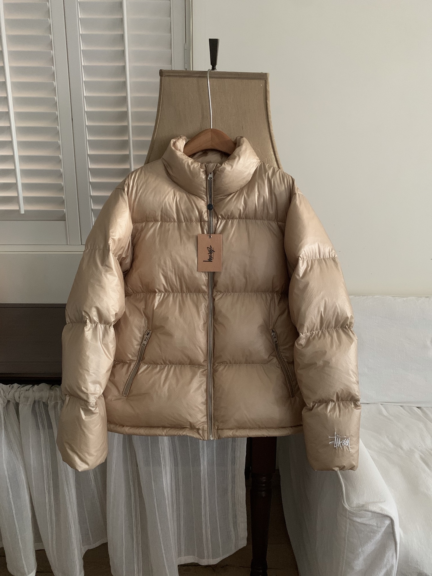 卡其细节.
Stussy斯图西
Down Puffer Parachute Ripstop
降落伞防撕裂拉链立领韩系羽绒服 男女同款
填充:90白鸭绒 800蓬松