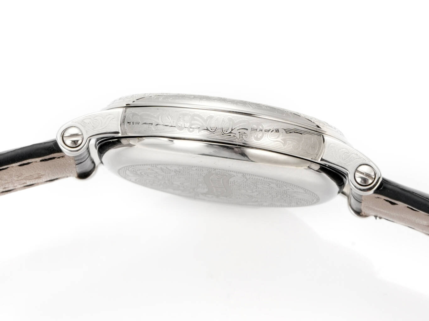 【GR Factory墙裂推荐 匠&rdquo;芯&ldquo;出品 典藏之作】百达.翡丽古典5153雕花版腕表，儒雅而至！
1⃣️【精彩细节】腕表尺寸38MM，厚度10MM。
1.表壳打磨雕刻花：为了追求温润如玉的效果，制表师精磨细造，慢工出细活。
2.防尘盖与壳体的衔接机制，有媲美带正品一样的清脆手感。
3.刻度和指针，采用最新的贵金属电镀工艺处理，效果更上一层楼。
4.&ldquo;锅盖型&rdquo;微凸蓝宝表镜，版型与正品一致，效果通透，辨时清晰。
5.贵金属钢印立体规范，清晰生动！
2⃣️【引领一体机时代】采用定制版Cal.324一体机&mdash;&mdash;更薄，更稳，更像。最重要的是仿真度直线上升了。
3⃣️【表带】经典意大利小牛皮表带，纹路清晰，质感好。搭配圈市面最顶级的百达翡丽灯笼表扣，通用原装无压力。
GR Factory儒雅持成，永恒经典，低调完美，表中绅士！欢迎各位表友您的品鉴！