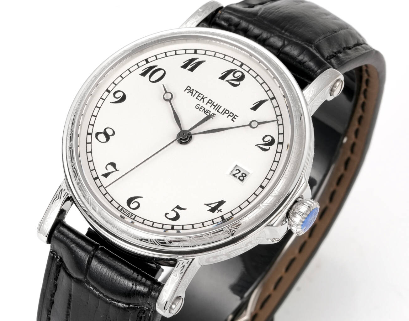 【GR Factory墙裂推荐 匠&rdquo;芯&ldquo;出品 典藏之作】百达.翡丽古典5153雕花版腕表，儒雅而至！
1⃣️【精彩细节】腕表尺寸38MM，厚度10MM。
1.表壳打磨雕刻花：为了追求温润如玉的效果，制表师精磨细造，慢工出细活。
2.防尘盖与壳体的衔接机制，有媲美带正品一样的清脆手感。
3.刻度和指针，采用最新的贵金属电镀工艺处理，效果更上一层楼。
4.&ldquo;锅盖型&rdquo;微凸蓝宝表镜，版型与正品一致，效果通透，辨时清晰。
5.贵金属钢印立体规范，清晰生动！
2⃣️【引领一体机时代】采用定制版Cal.324一体机&mdash;&mdash;更薄，更稳，更像。最重要的是仿真度直线上升了。
3⃣️【表带】经典意大利小牛皮表带，纹路清晰，质感好。搭配圈市面最顶级的百达翡丽灯笼表扣，通用原装无压力。
GR Factory儒雅持成，永恒经典，低调完美，表中绅士！欢迎各位表友您的品鉴！