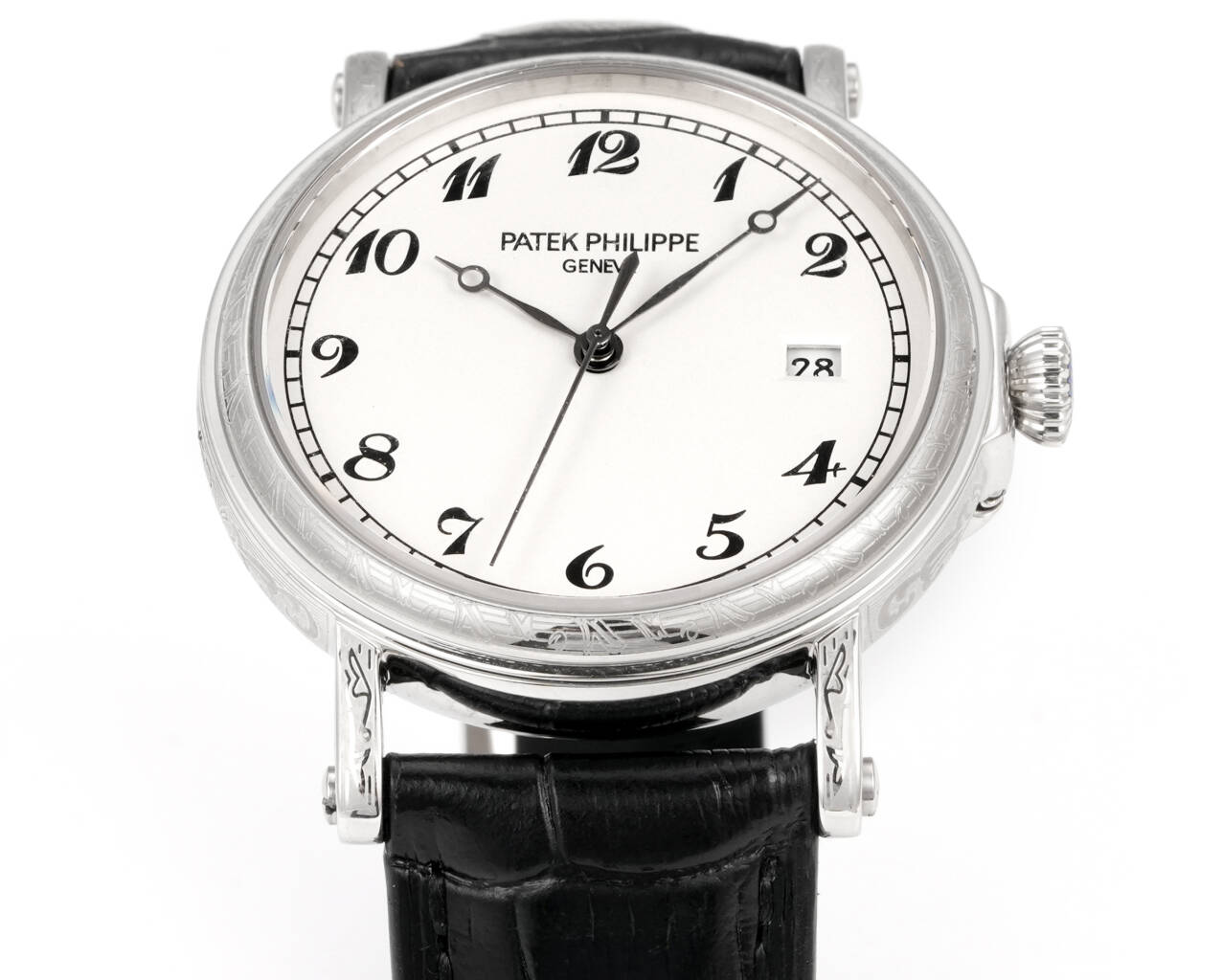 【GR Factory墙裂推荐 匠&rdquo;芯&ldquo;出品 典藏之作】百达.翡丽古典5153雕花版腕表，儒雅而至！
1⃣️【精彩细节】腕表尺寸38MM，厚度10MM。
1.表壳打磨雕刻花：为了追求温润如玉的效果，制表师精磨细造，慢工出细活。
2.防尘盖与壳体的衔接机制，有媲美带正品一样的清脆手感。
3.刻度和指针，采用最新的贵金属电镀工艺处理，效果更上一层楼。
4.&ldquo;锅盖型&rdquo;微凸蓝宝表镜，版型与正品一致，效果通透，辨时清晰。
5.贵金属钢印立体规范，清晰生动！
2⃣️【引领一体机时代】采用定制版Cal.324一体机&mdash;&mdash;更薄，更稳，更像。最重要的是仿真度直线上升了。
3⃣️【表带】经典意大利小牛皮表带，纹路清晰，质感好。搭配圈市面最顶级的百达翡丽灯笼表扣，通用原装无压力。
GR Factory儒雅持成，永恒经典，低调完美，表中绅士！欢迎各位表友您的品鉴！