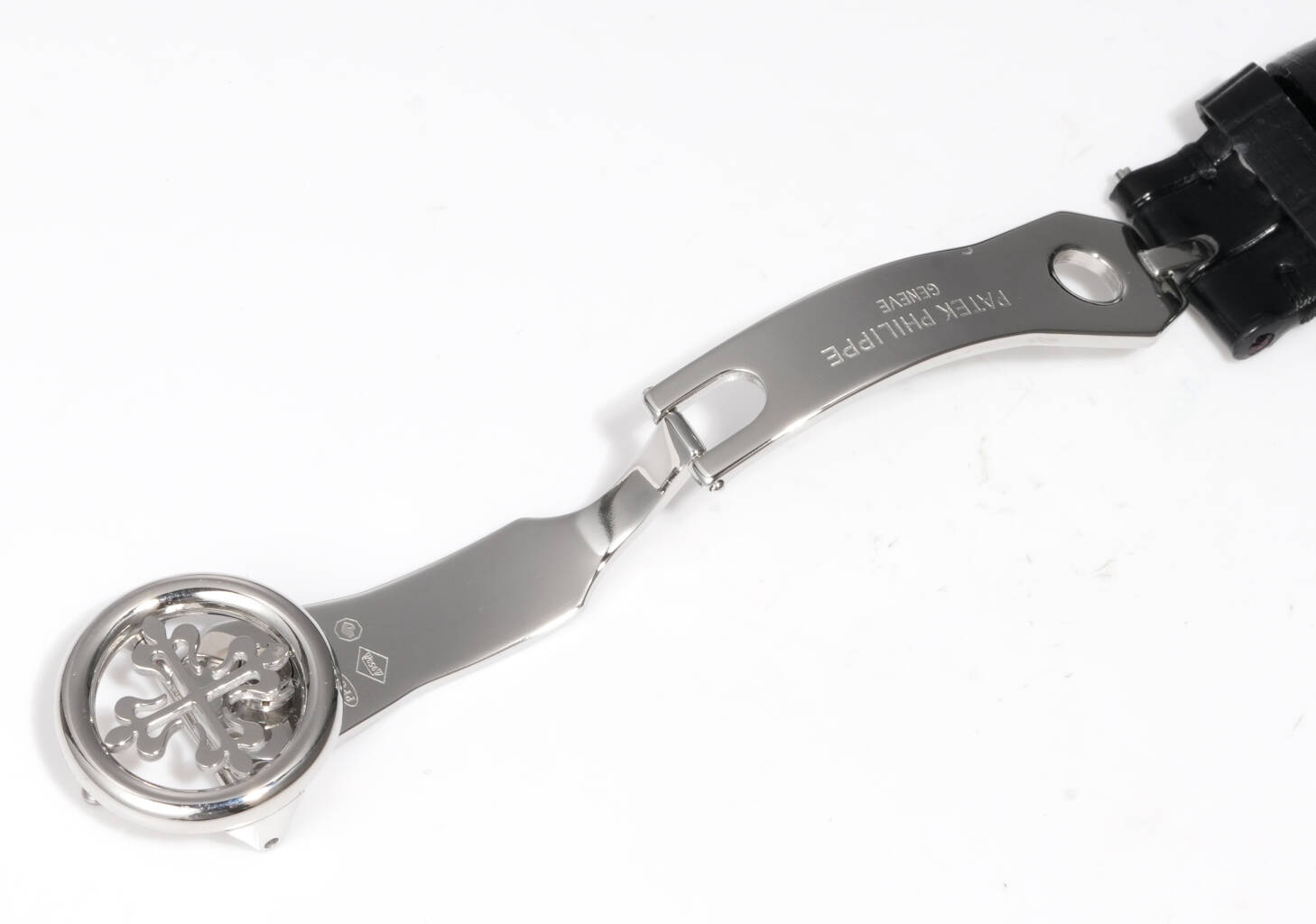 【GR Factory墙裂推荐 匠&rdquo;芯&ldquo;出品 典藏之作】百达.翡丽古典5153雕花版腕表，儒雅而至！
1⃣️【精彩细节】腕表尺寸38MM，厚度10MM。
1.表壳打磨雕刻花：为了追求温润如玉的效果，制表师精磨细造，慢工出细活。
2.防尘盖与壳体的衔接机制，有媲美带正品一样的清脆手感。
3.刻度和指针，采用最新的贵金属电镀工艺处理，效果更上一层楼。
4.&ldquo;锅盖型&rdquo;微凸蓝宝表镜，版型与正品一致，效果通透，辨时清晰。
5.贵金属钢印立体规范，清晰生动！
2⃣️【引领一体机时代】采用定制版Cal.324一体机&mdash;&mdash;更薄，更稳，更像。最重要的是仿真度直线上升了。
3⃣️【表带】经典意大利小牛皮表带，纹路清晰，质感好。搭配圈市面最顶级的百达翡丽灯笼表扣，通用原装无压力。
GR Factory儒雅持成，永恒经典，低调完美，表中绅士！欢迎各位表友您的品鉴！