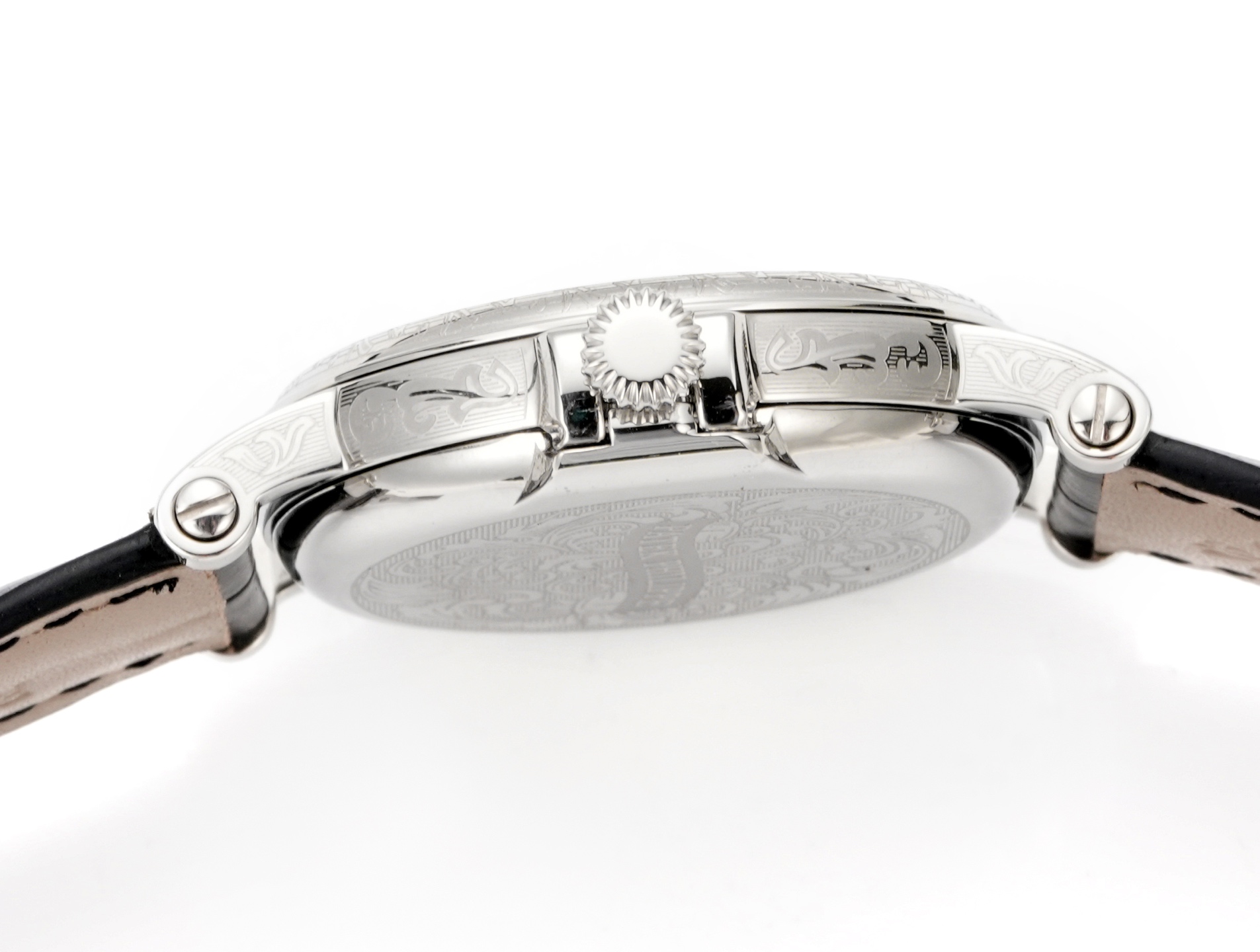 【GR Factory墙裂推荐 匠&rdquo;芯&ldquo;出品 典藏之作】百达.翡丽古典5153雕花版腕表，儒雅而至！
1⃣️【精彩细节】腕表尺寸38MM，厚度10MM。
1.表壳打磨雕刻花：为了追求温润如玉的效果，制表师精磨细造，慢工出细活。
2.防尘盖与壳体的衔接机制，有媲美带正品一样的清脆手感。
3.刻度和指针，采用最新的贵金属电镀工艺处理，效果更上一层楼。
4.&ldquo;锅盖型&rdquo;微凸蓝宝表镜，版型与正品一致，效果通透，辨时清晰。
5.贵金属钢印立体规范，清晰生动！
2⃣️【引领一体机时代】采用定制版Cal.324一体机&mdash;&mdash;更薄，更稳，更像。最重要的是仿真度直线上升了。
3⃣️【表带】经典意大利小牛皮表带，纹路清晰，质感好。搭配圈市面最顶级的百达翡丽灯笼表扣，通用原装无压力。
GR Factory儒雅持成，永恒经典，低调完美，表中绅士！欢迎各位表友您的品鉴！