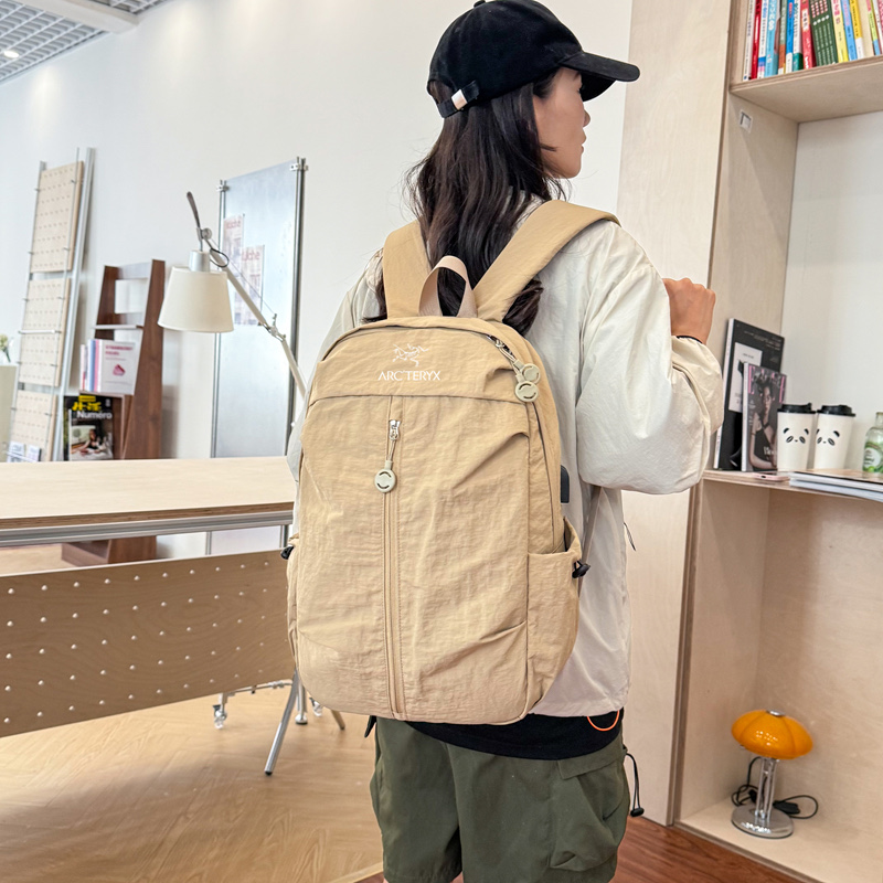 🛒购物价：55💰[江苏档口]ARC.TERYX始祖鸟 男女同款简约百搭休闲双肩包时尚潮流运动背包电脑包校园高中大学生书包 尺寸:45×30×15