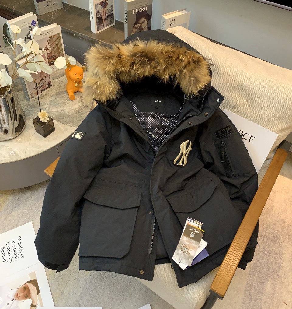 MLB New York Yankees Logo Fur Collar Coat Description and Material Quality
