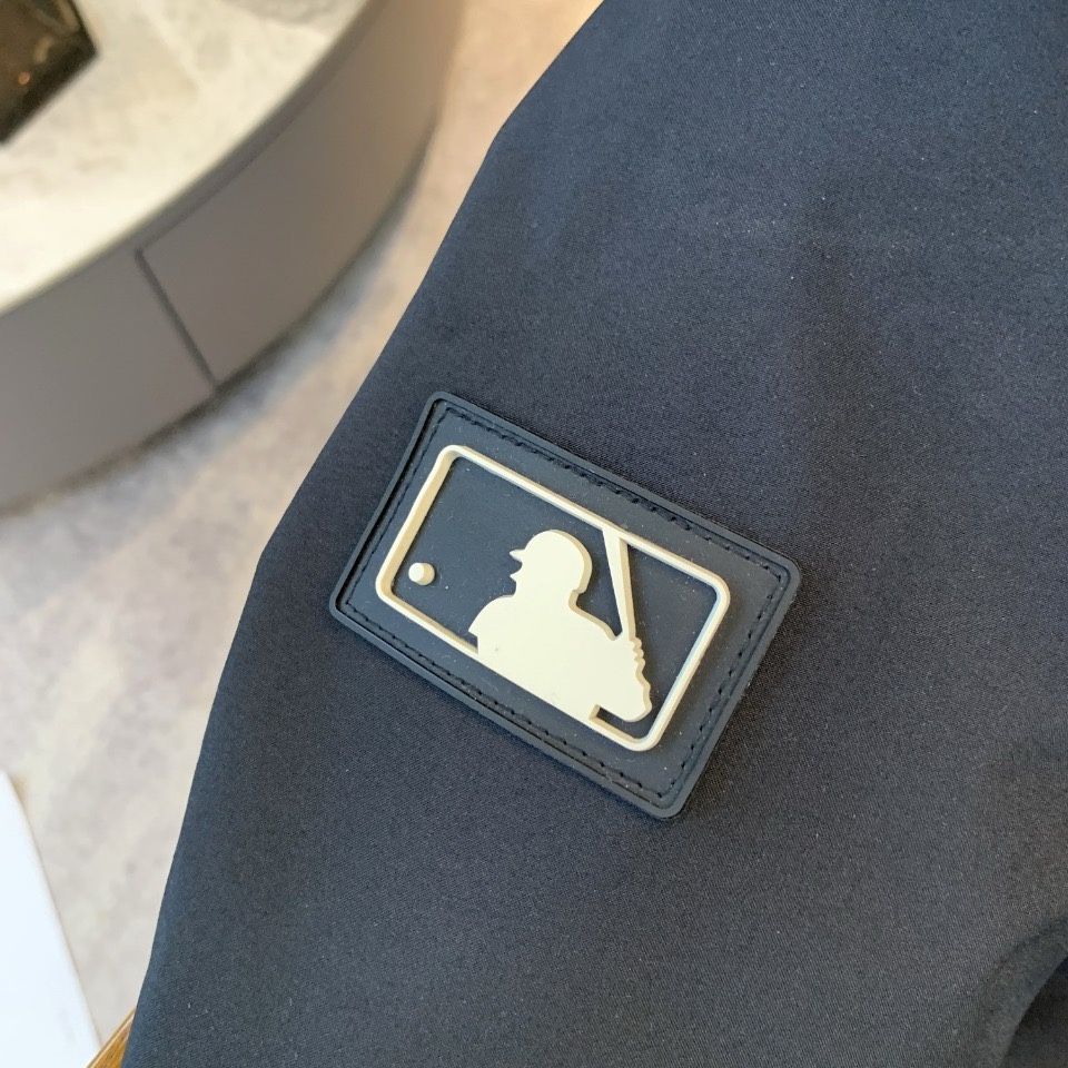 MLB New York Yankees Logo Fur Collar Coat Description and Material Quality - 图片 5