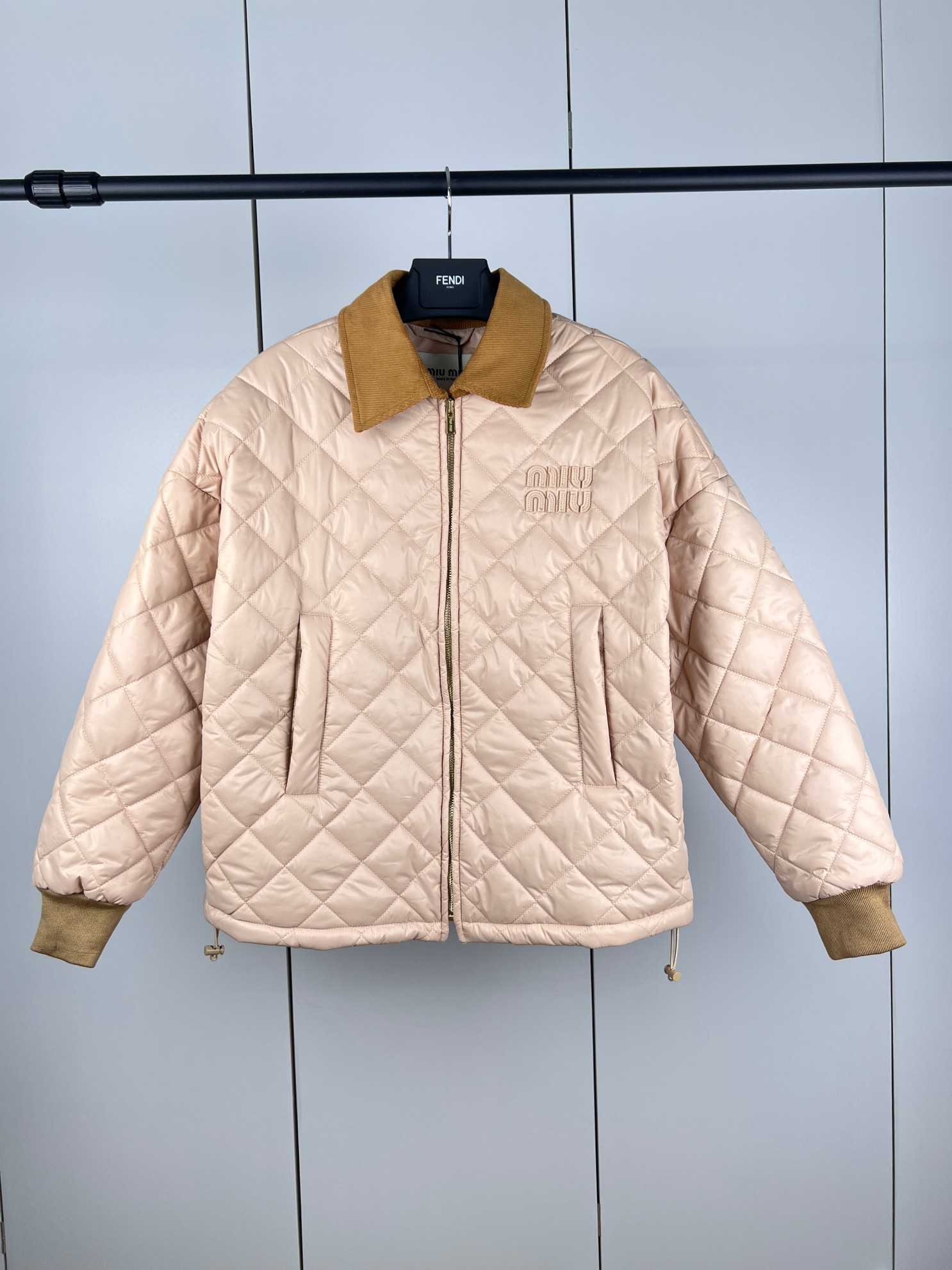 MIUMIU缪缪字母徽标贴片翻领拉链长袖夹克外套棉服