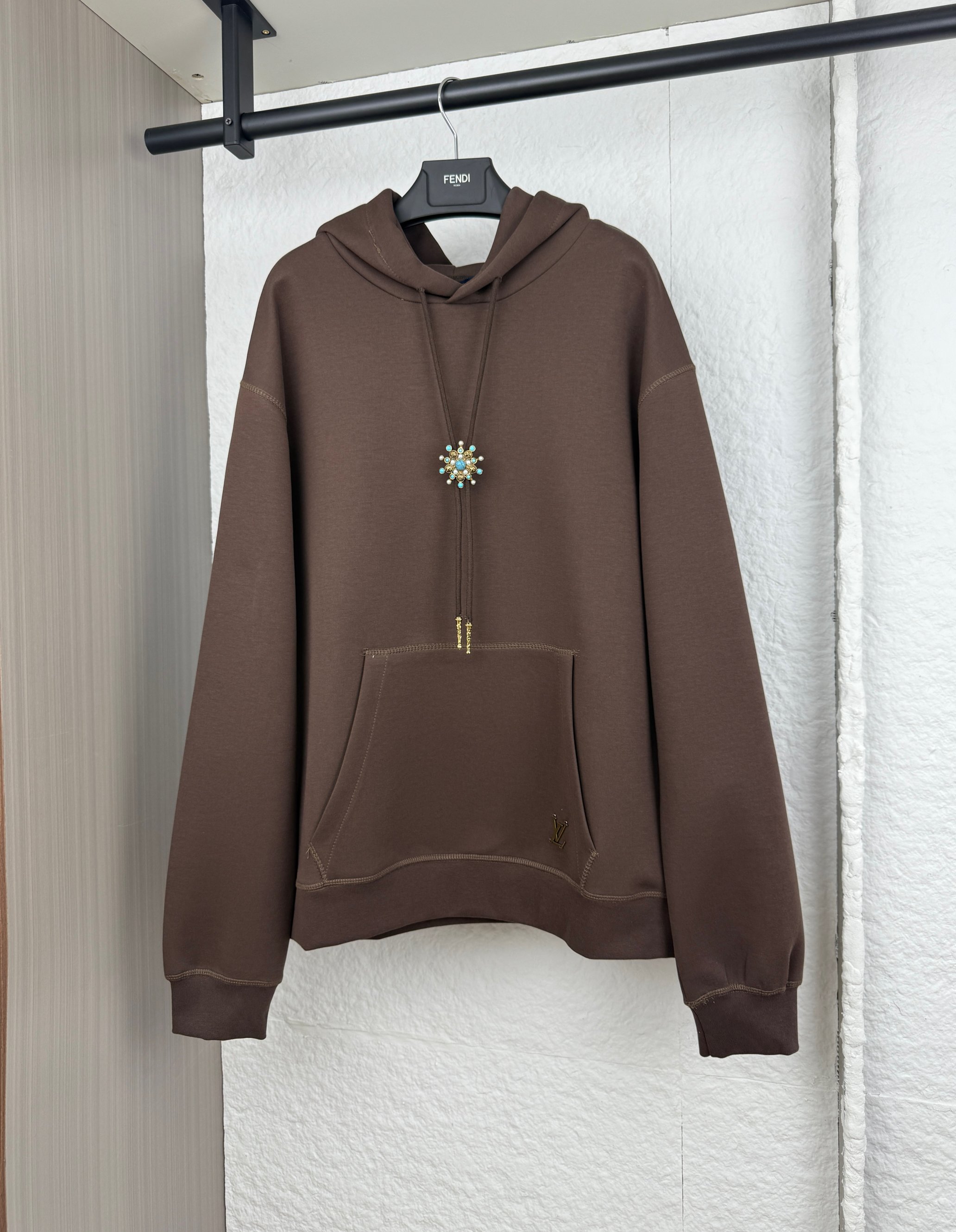 NO:530401,1V Louis sun flower pendant hooded sweatshirt S/M/L/XL,,louis vuitton,hoodie,sweatshirts,hats,alexander wang198609091V路易太阳花吊饰连帽卫衣 S/M/L/XL,,louis vuitton,hoodie,sweatshirts,hats,alexander wang,Men's clothing