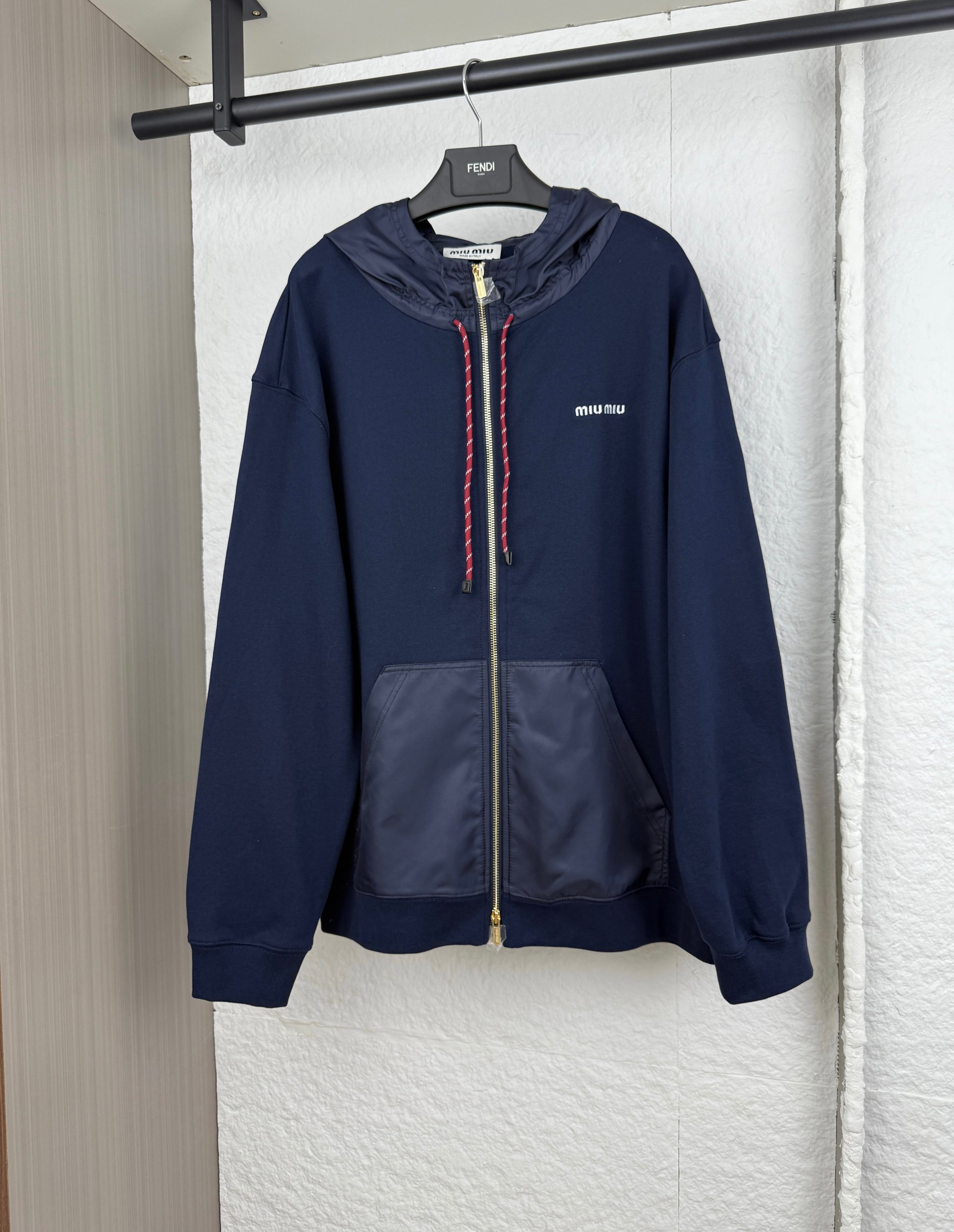 NO:530405,Miumiu letter embroidered nylon spliced ​​zipper sweatshirt S/M/L/XL,,miumiu,hoodie,sweatshirts,alexander wang19860909Miumiu缪缪字母刺绣尼龙拼接拉链卫衣 S/M/L/XL,,miumiu,hoodie,sweatshirts,alexander wang,Men's clothing