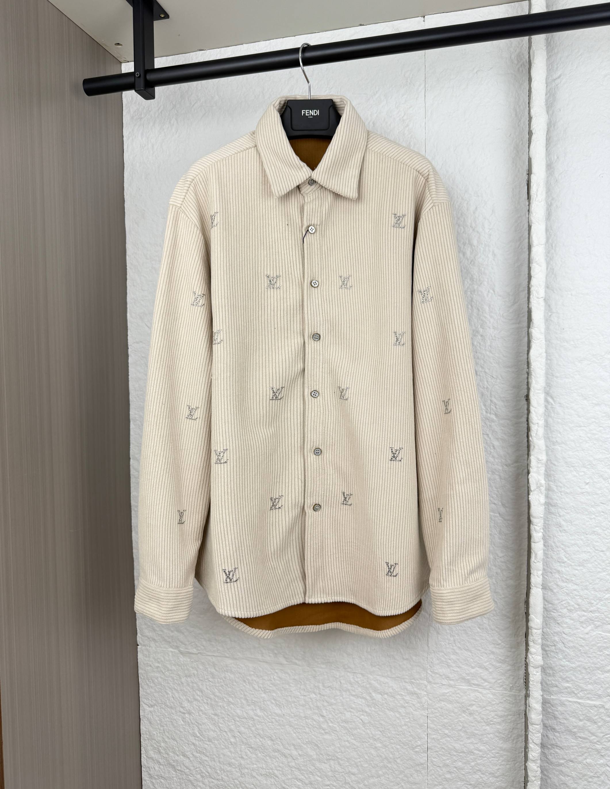 NO:530407,1V Louis corduroy hot diamond long-sleeved shirt S/M/L/XL,,louis vuitton,shirts,alexander wang198609091V路易灯芯绒烫钻长袖衬衫 S/M/L/XL,,louis vuitton,shirts,alexander wang,Men's clothing