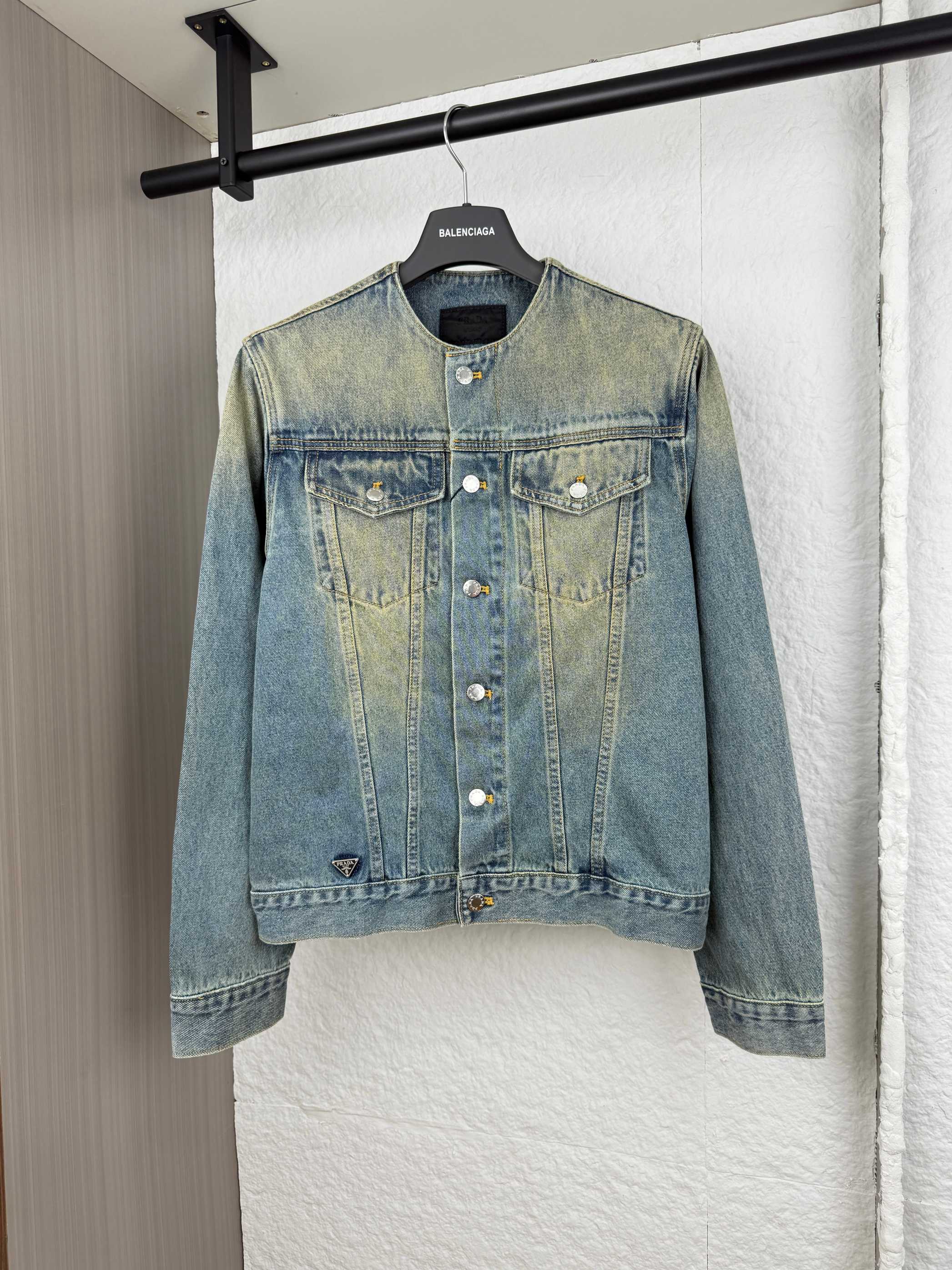 NO:530409,Prada Prada triangular steel collarless denim jacket S/M/L/XL,,prada,prada,jackets & coats,alexander wang19860909Prada普拉达三角钢标无领牛仔外套 S/M/L/XL,,prada,prada,jackets & coats,alexander wang,Men's clothing