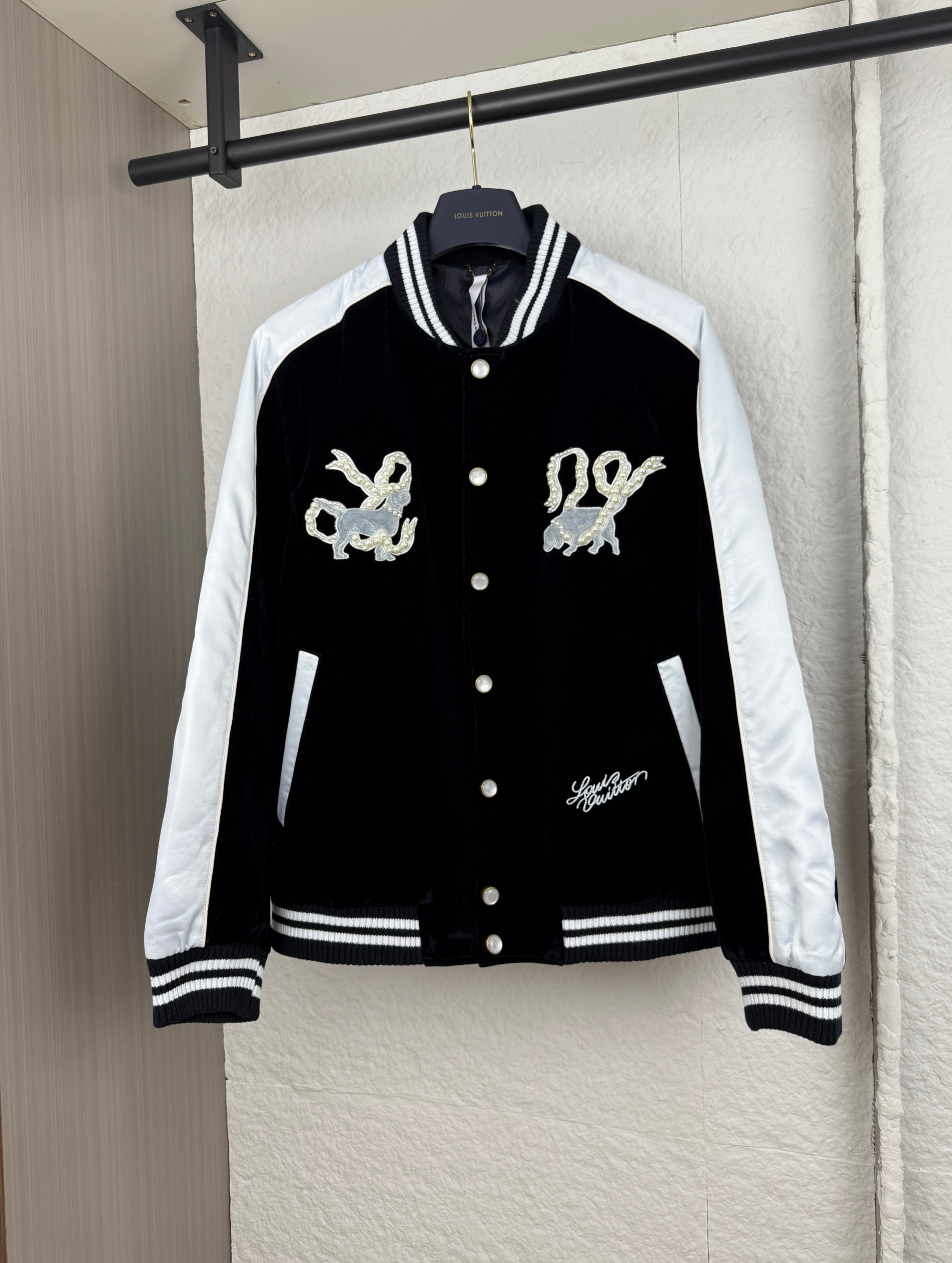 NO:530411,1V Louis Double Lion Velvet Bead Tablet Baseball Suit Jacket 46/48/50/52,,louis vuitton,jackets & coats,jackets & coats,alexander wang198609091V路易双狮丝绒珠片棒球服夹克外套 46/48/50/52,,louis vuitton,jackets & coats,jackets & coats,alexander wang,Men's clothing