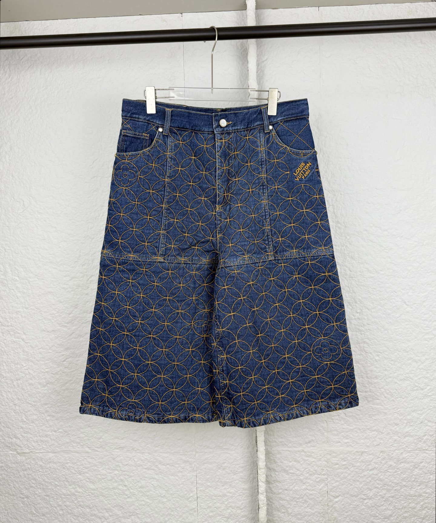 P205 1V Pantalones cortos de mezclilla bordados acolchados con juntas Louis × Nigo 44/46/48/50