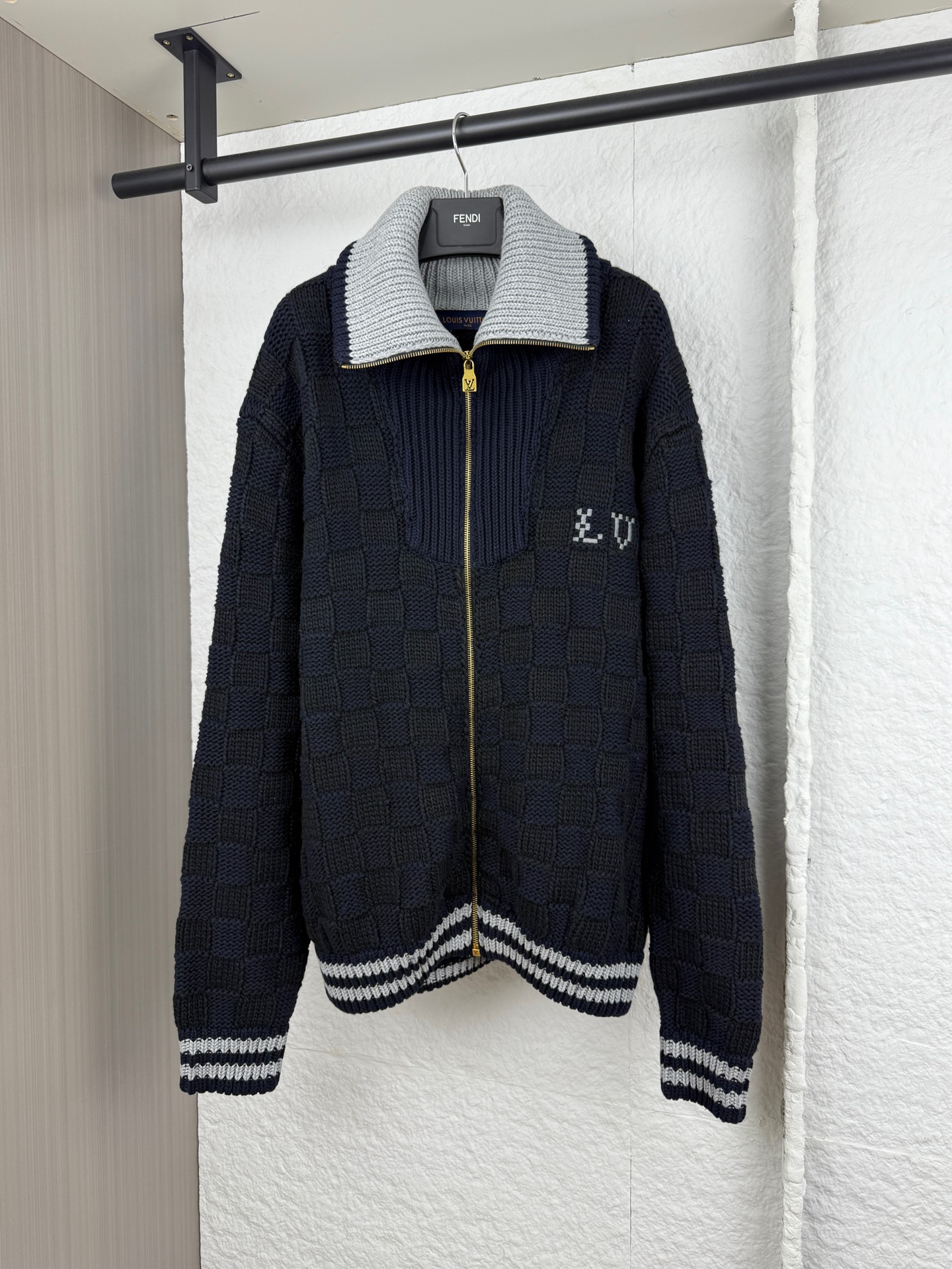 P375 1V Chaqueta estilo suéter de punto con cremallera en jacquard de cuadros Louis XS/S/M/L