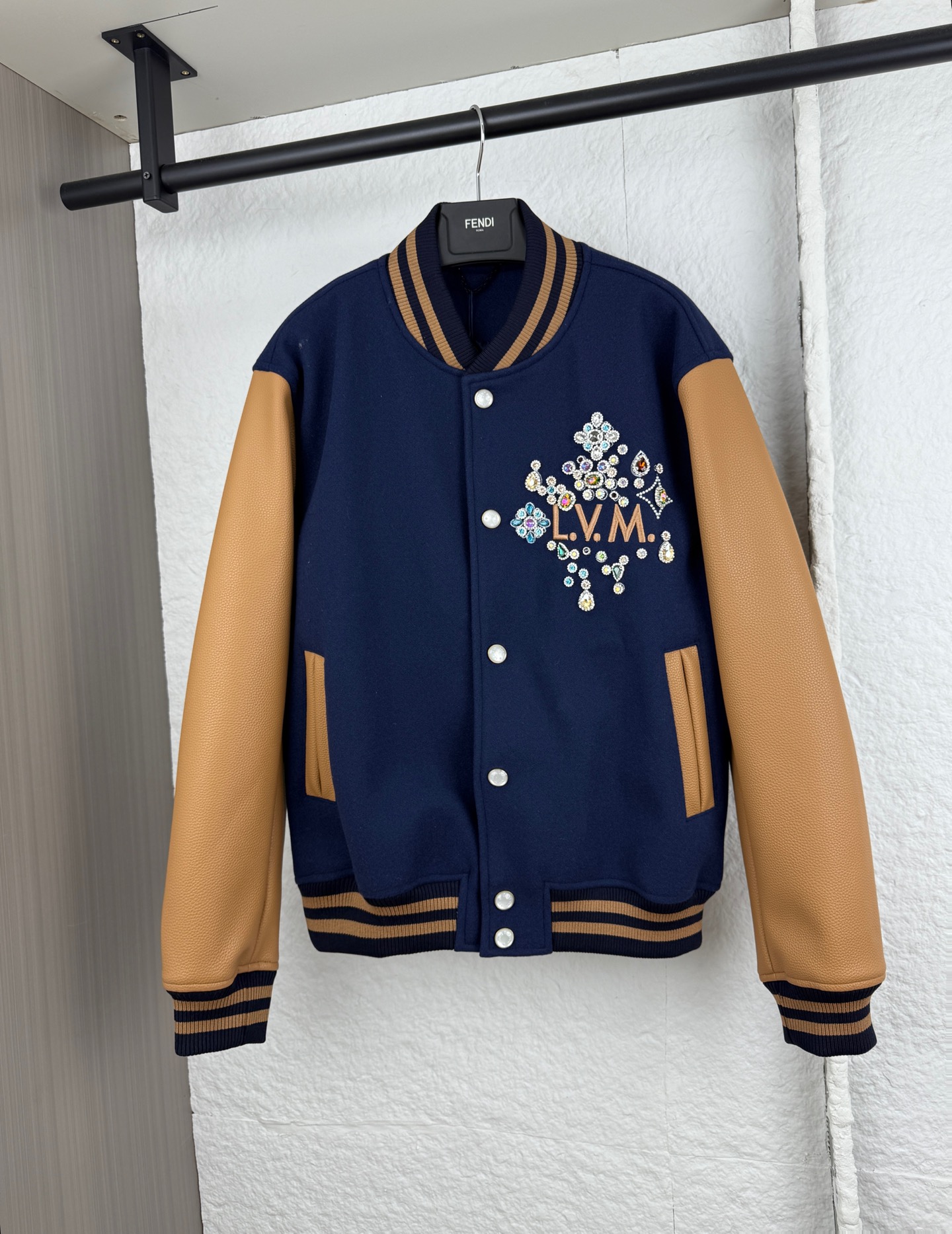 P395 1V Chaqueta de cuero con bordado de letras gemas Louis × Pharrell Williams S/M/L/XL