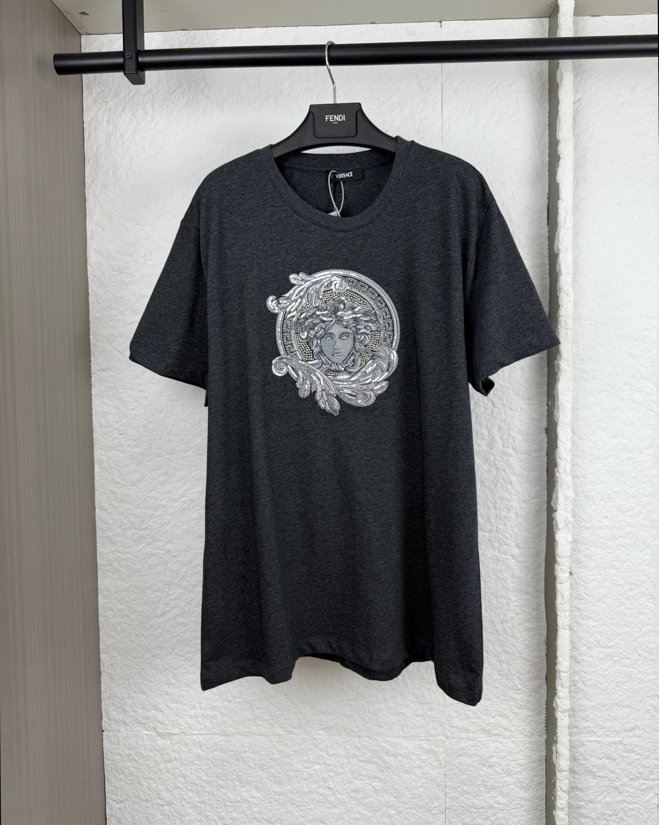 P140 Versace camiseta de manga corta con bordado de retrato, S/M/L/XL