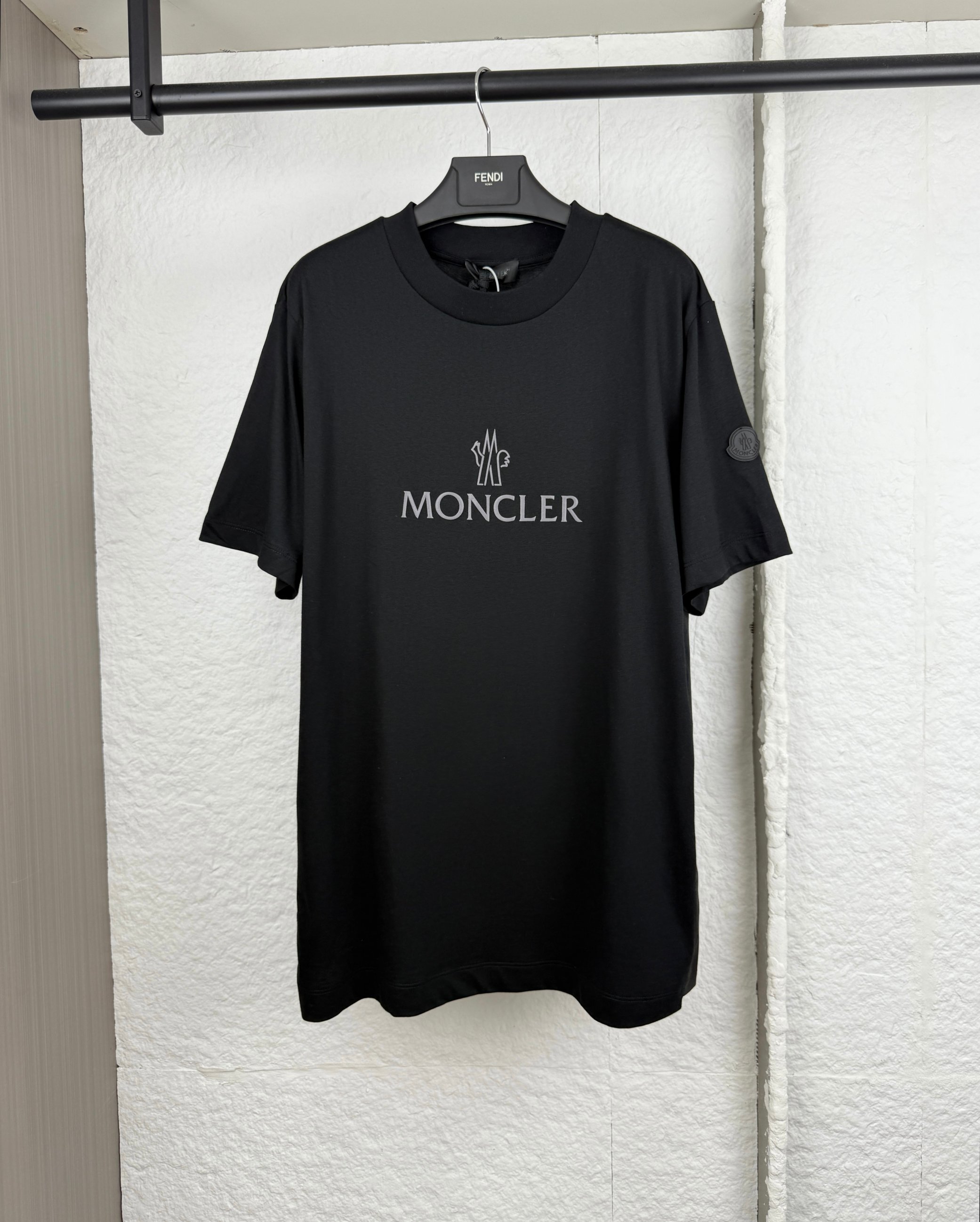 P115 Moncler camiseta de manga corta con estampado y manga con etiqueta S/M/L/XL