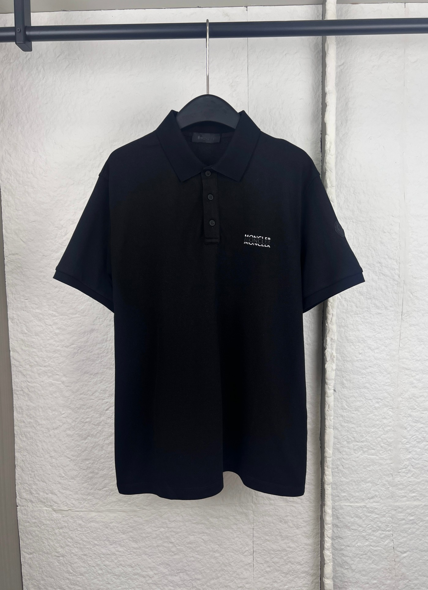 P150 Moncler polo de manga corta con estampado de letras, tallas S/M/L/XL