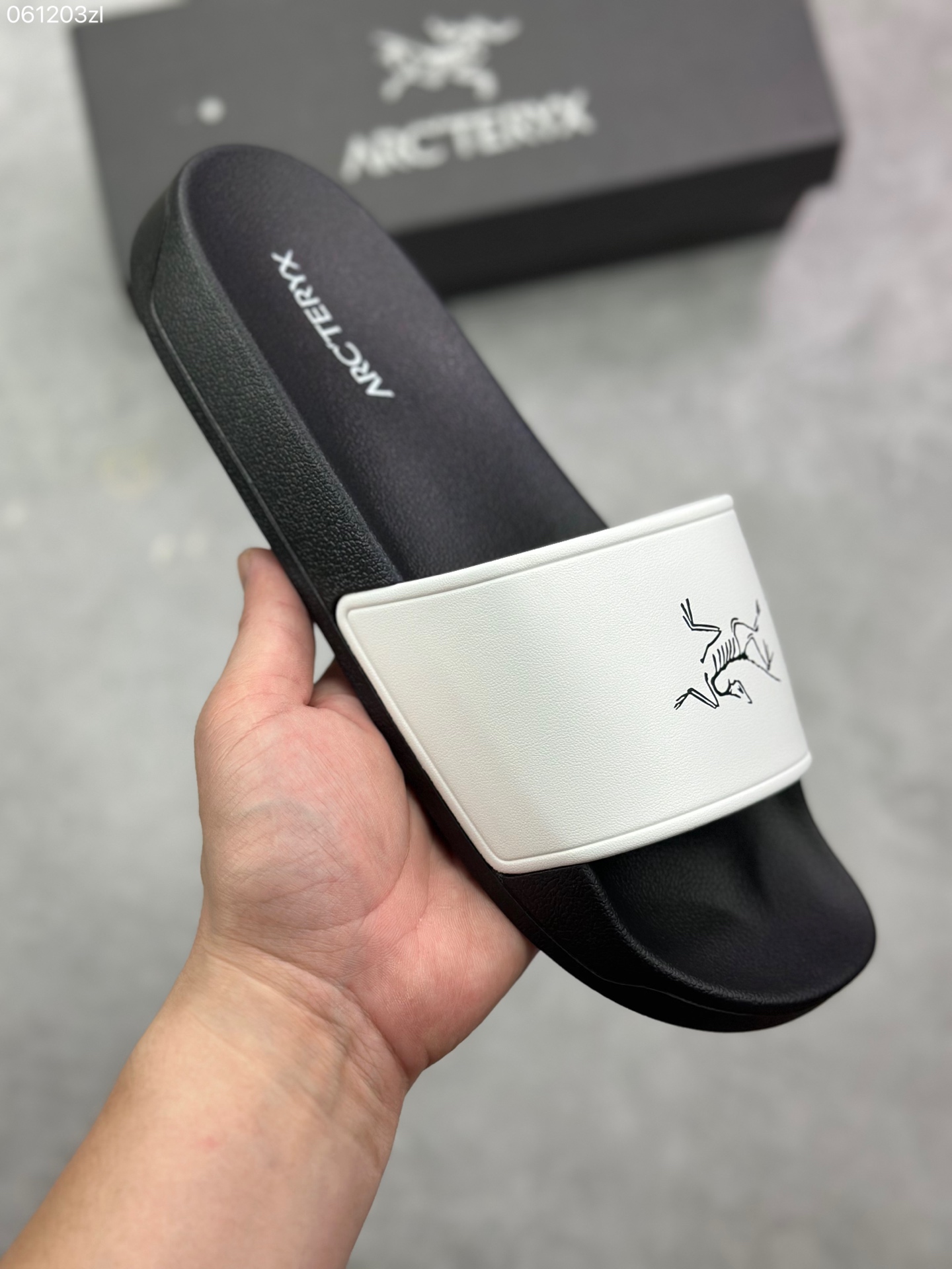 NO:408663,Arcteryx Archaeoptera Slippers, a must-have for summer, soft Q-elastic. Strongly recommended /. The sole is very soft, the foot is light and comfortable, easy to put on and take off, versatile colors, low-key and simple, comfortable and light on the feet without weight bearing. Outdoor homes, rubber inside can be put into water, comfortable and soft sole, black green white three-color 35-36, 37-38, 39-40, 41-42, 43-44, 45-46 sizes, slippers size, slippers arc'teryx, slippers19860909Arcteryx始祖鸟拖鞋,夏季必备款,柔软Q弹 强烈推介 /.鞋底很软,上脚轻盈舒适,穿脱方便,颜色百搭, 低调简单,上脚舒适轻便无负重感 户外家居都 内里橡胶可下水 舒适软底 黑色 绿色 白色三色 35-36,37-38,39-40,41-42,43-44,45-46码,拖鞋尺码,拖鞋arc'teryx,slippers,Women's Shoes