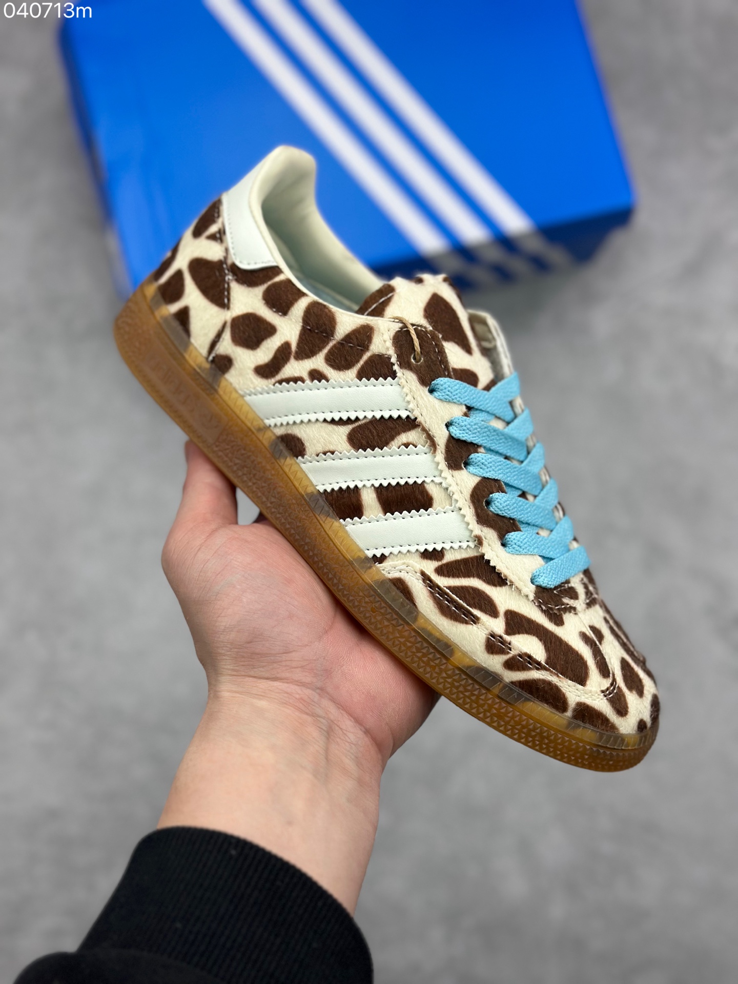 NO:780816,Advantages of store Adidas Handball Spezial corporate level Adidas classic retro casual sneakers #The whole shoe is made of suede. The beef tendon wear-resistant outsole is a sneaker that carries youthful feelings. The classic three stripes decorate the side of the shoe. The brand recognition is clear. Official item number: KJ68912622 Size 36 36.5 37.5 38 38.5 39 40,,adidas19860909优势放店 Adidas Handball Spezial 公司级 阿迪达斯经典款 复古休闲板鞋 #全鞋采用反毛皮制作 牛筋耐磨大底 承载青春情怀的板鞋 经典三条杠装饰鞋侧 品牌辨识度清晰 官方货号: KJ68912622 尺码36 36.5 37.5 38 38.5 39 40,,adidas,Men's shoes
