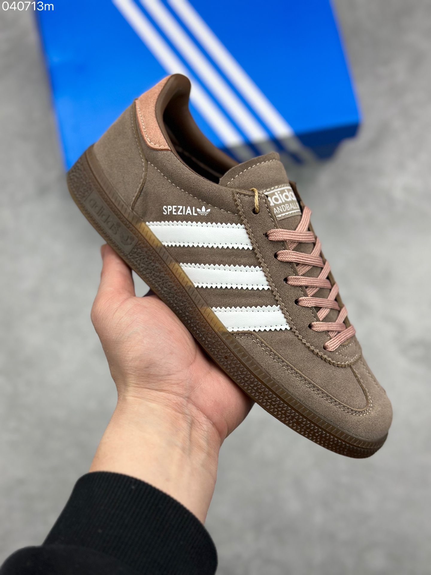 NO:780808,Advantage store Adidas Handball Spezial corporate level Adidas classic retro casual sneakers #The whole shoe is made of suede. The beef tendon wear-resistant outsole is a sneaker that carries youthful feelings. The classic three stripes decorate the side of the shoe. The brand recognition is clear. Official item number: KJ68912622 Size 36 36.5 37.5 38 38.5 39 40 40.5 41  42 42.5 43 44 45,,adidas19860909优势放店 Adidas Handball Spezial 公司级 阿迪达斯经典款 复古休闲板鞋 #全鞋采用反毛皮制作 牛筋耐磨大底 承载青春情怀的板鞋 经典三条杠装饰鞋侧 品牌辨识度清晰 官方货号: KJ68912622 尺码36 36.5 37.5 38 38.5 39 40 40.5 41 42 42.5 43 44 45,,adidas,Men's shoes