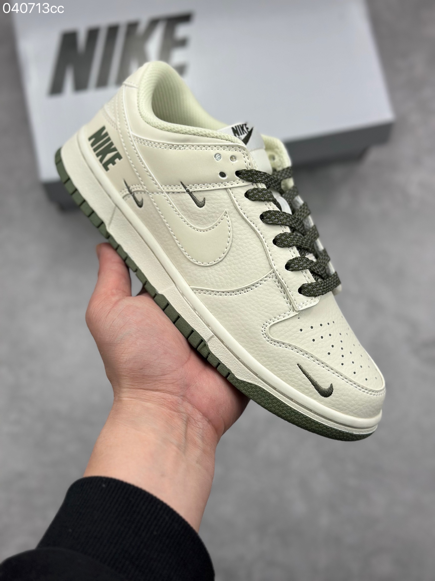 NO:780778,Advantage Store Nike SB Low The off-white green shoe body uses white as the main color, with a white leather frame overlay, making the shoe very versatile. At the same time, the decorative patch of the Swoosh Logo is made of 3M reflective, making the shoe more cool. The embroidered logo on the tongue, the Swoosh Logo on both sides and the decorative leather on the heel are all made of white. The tongue is made of mesh cloth and black Nike Swoossh  The logo appears, and the overall design is a white shoe, which is very versatile. The mini Nike Swoosh Logoz on the side of the toe is embellished with green embroidery, and the black Nike words are printed on the heel to highlight the joint identity. Finally, a white midsole and a black rubber outsole complete the overall design. Item number NK5639-321 Size36 36.5 37.5 38 38.5 39 40 40.5 41 42  42.5 43 44 44.5 45,,stuart weitzman19860909优势放店 Nike Dunk SB Low 耐克 SB 低帮 米白绿鞋身以白色作为主色调,搭配白色皮革框架覆盖层,使鞋款十分百搭,同时Swoosh Logo的装饰贴片使用了3M反光打造,使鞋子更为炫酷.鞋舌绣标、两侧的Swoosh Logo和后跟的装饰皮革都是用白色制作,鞋舌是网眼布材料以及黑色Nike Swoossh Logo呈现,整体就是小白鞋设计,十分百搭.鞋头处侧边迷你Nike Swoosh Logoz采用绿色刺绣点缀,后跟印有黑色Nike字样,彰显联名身份.最后以白色中底搭配黑色橡胶外底完善整体设计收尾. 货号NK5639-321 Size36 36.5 37.5 38 38.5 39 40 40.5 41 42 42.5 43 44 44.5 45,,stuart weitzman,Men's shoes