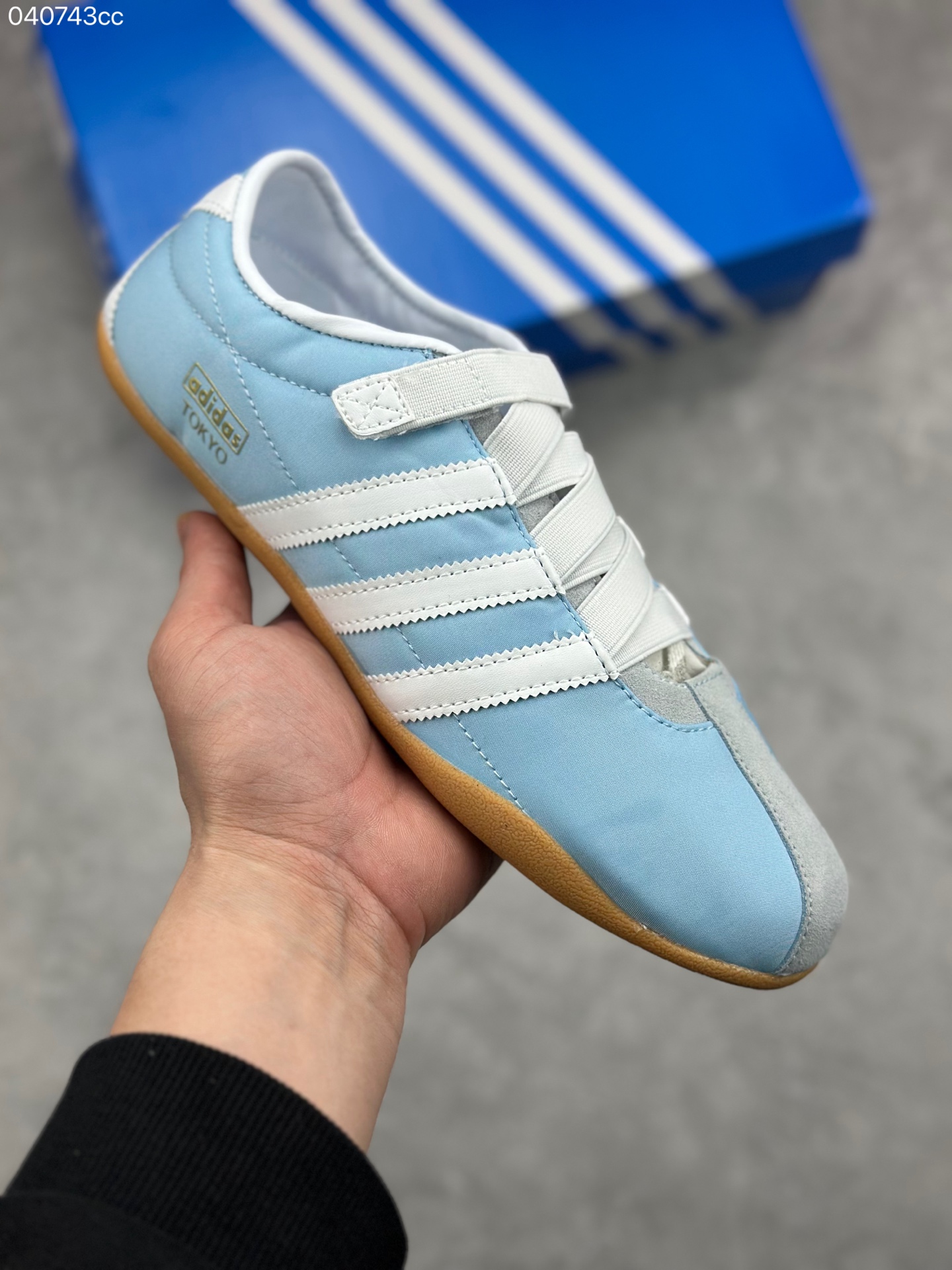NO:780764,Adidas Originals TOKYO Tokyo-exclusive Mary Jane is a classic pair of clover that combines retro moral training and Japanese city-limited style. It is based on black and white contrasting colors, with Velcro design and Tokyo exclusive logo. It not only retains the retro street feel of moral training shoes, but also injects the gentle and relaxed feeling of Mary Jane. It is the most popular 'ballet style + retro style' double buff to wear, suitable for sweet and cool, commuting, casual and other diverse styles. Official item number IH3999  Size36 36.5 37.5 38 38.5 39 40 40.5 41 42 42.5 43 44 44.5 45,,adidas,mary jane19860909优势放店 adidas Originals TOKYO 东京限定玛丽珍 这是一双融合复古德训与日式城市限定的三叶草经典款,以黑白撞色为基底,搭配魔术贴设计与东京专属标识,既保留了德训鞋的复古街头感,又注入玛丽珍的温柔松弛感,是当下最火的「芭蕾风 + 复古风」双 buff 穿搭神器,适配甜酷、通勤、休闲等多元风格. 官方货号IH3999 Size36 36.5 37.5 38 38.5 39 40 40.5 41 42 42.5 43 44 44.5 45,,adidas,mary jane,Men's shoes