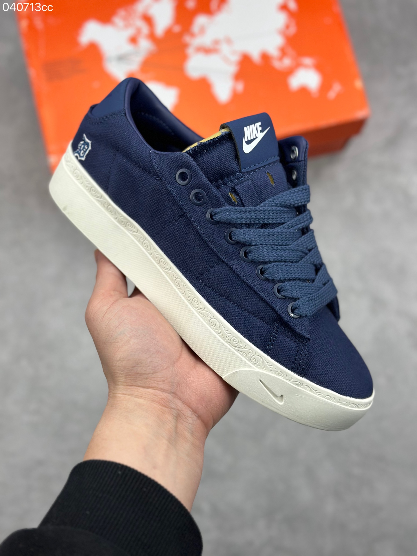 NO:780771,The advantage is to store Devin Booker x Nike Blazer Low Detroit Tigers Booker co-branded. The font D on the heel is very Detroit street style. It stands for Booker's initials. If you look closely at the edge of the sole, there is also a hidden embossed painting. The heel is also marked with the word Book and D combined to form D Book. Official product number: HQ2054-400 Size: 36 36.5 37.5 38 38.5 39  40 40.5 41 42 42.5 43 44 44.5 45,19860909优势放店 Devin Booker x Nike Blazer Low Detroit Tigers 布克联名 后跟位置非常具有底特律街头味道的字体 D 代表布克的名字首字母 细看鞋底包边还暗藏浮雕刻画 后跟也标注了 Book 字样 和 D 结合起来就是 D Book 官方货号: HQ2054-400 尺码: 36 36.5 37.5 38 38.5 39 40 40.5 41 42 42.5 43 44 44.5 45,,Men's shoes