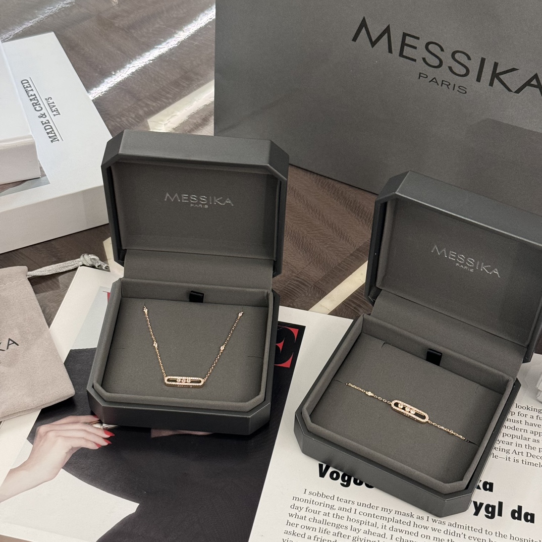 NO:881313,MESSIKA jewelry necklace/bracelet19860909MESSIKA梅西卡首饰 项链/手链 XB003/XD 滑轨项链18K玫瑰金全钻中号 百搭经典又特别的一款,不会撞款,真金真钻 社交距离没有障碍,三颗滑动钻石,浪漫且富有现代化气息的标志,绽放女性迷人光芒～,,necklace,bracelet,卡迪亚高端饰品,Jewelry