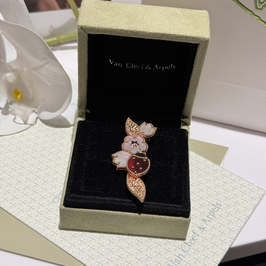 Broche Van Cleef & Arpels Lucky Spring Fleur et Coccinelle en Or Rose 18k