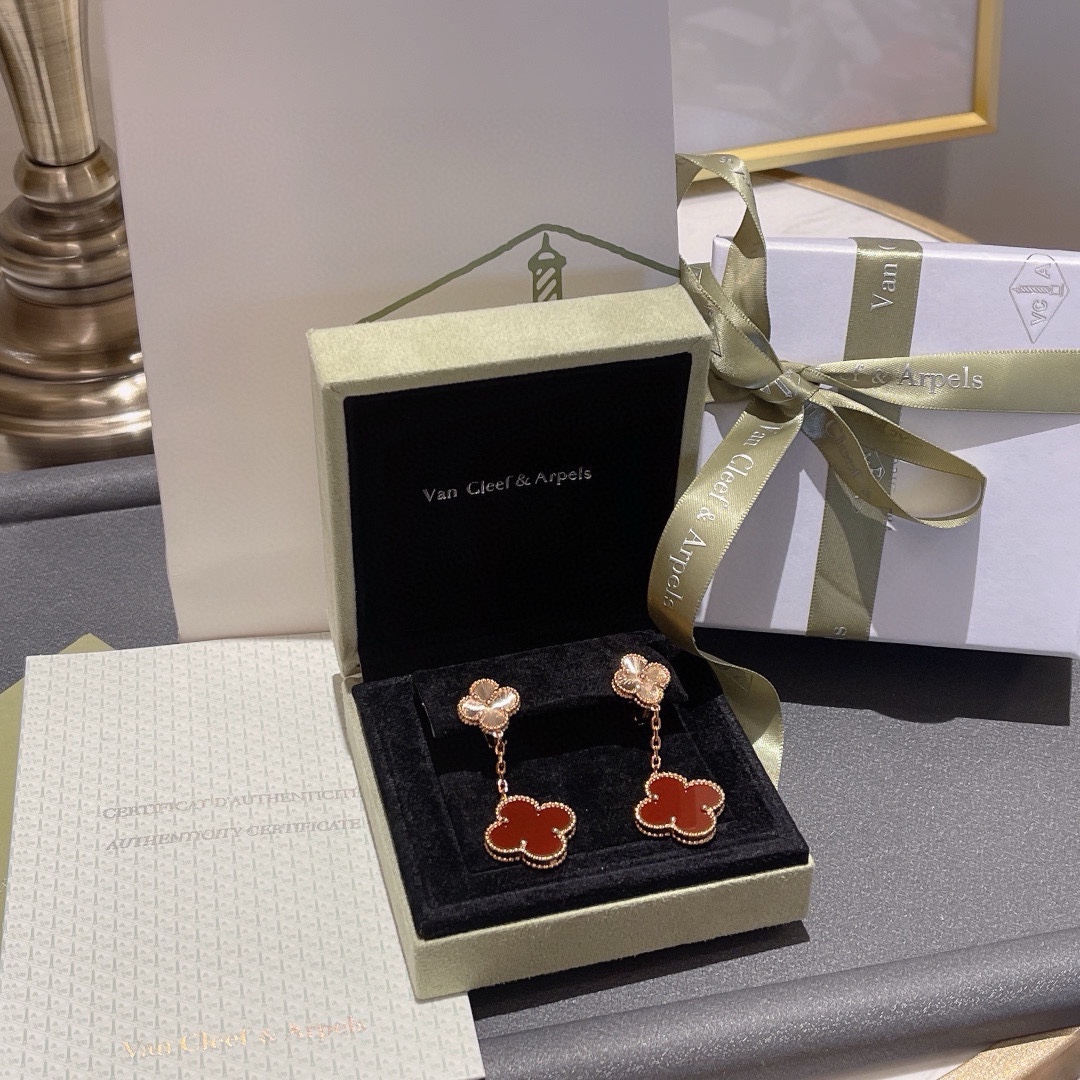 NO:677862,FE#Four-leaf clover carved gemstone earrings#Special new style, very limited color combination, rose gold with laser pattern and red agate, really super exquisite and beautiful,,earrings,Cardia high-end jewelry19860909FE#四叶草雕花宝石耳环#特别新款 非常限量的颜色组合 玫瑰金配镭射纹配红玛瑙 真的超级精致好看,,earrings,卡迪亚高端饰品,Jewelry