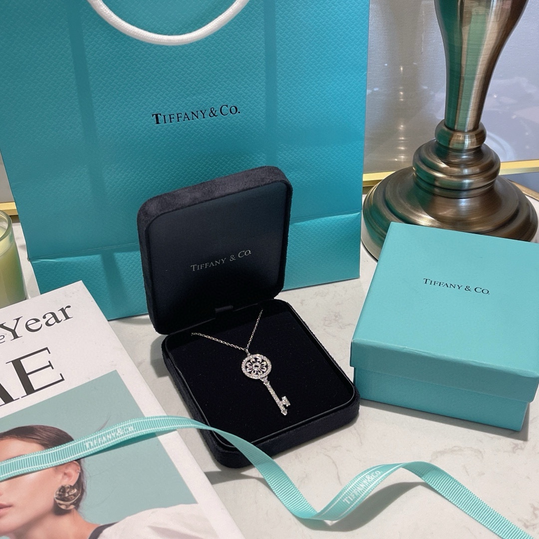 NO:677895,TT S#Small Diamond Petal Key Necklace# Sunflower Key Imported zircon hand-inlaid Thick gold plated 18k white gold, necklace, Cartier high-end jewelry19860909TT S#小镶钻花瓣钥匙项链# 太阳花钥匙 进口锆石手工镶嵌 厚金镀18k白金,,necklace,卡迪亚高端饰品,Jewelry