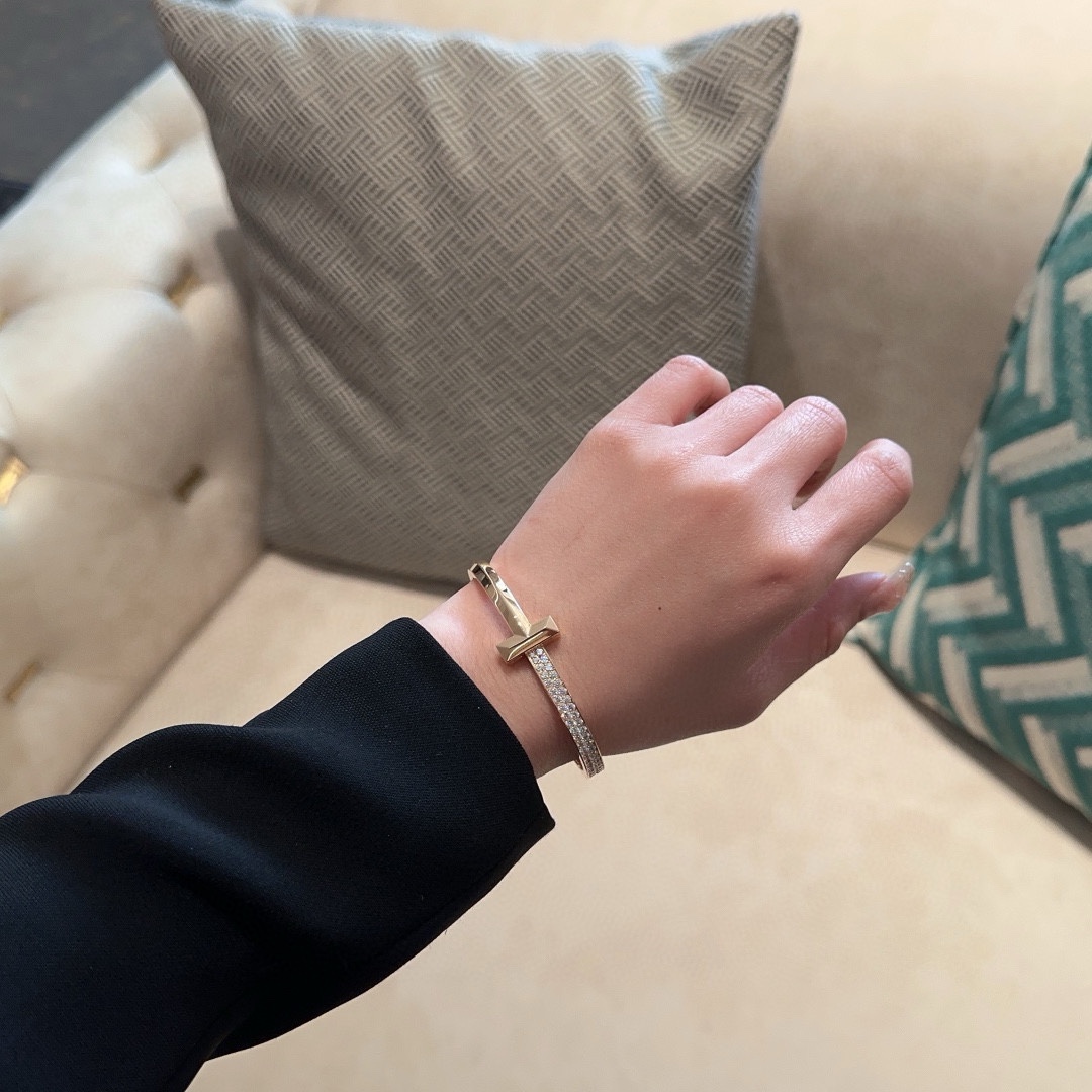 NO:631331,Champion Valley Ailing's same style TH#T1 diamond-encrusted wide bracelet, elegant and exquisite style, imported zircon hand-inlaid, thick plated 18k rose gold, year-end special 88350, limited quantity, limited time event, bracelet, Cartier high-end jewelry19860909冠军谷爱凌同款 TH#T1镶钻宽式手镯 大气精致款式 进口锆石手工镶嵌 厚镀18k玫瑰金,年终特惠88350,数量有限,,限时活动,,bracelet,卡迪亚高端饰品,Jewelry