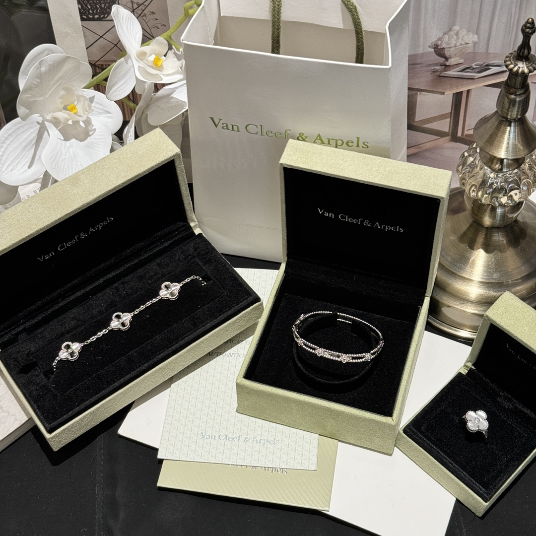 NO:703069,New Year's Eve selection vca high-end jewelry series bracelet/ring/bracelet imported zircon hand-inlaid thick plated 18 white gold, bracelet, ring, bracelet, Cartier high-end jewelry19860909跨年新年甄选 vca高级珠宝系列 手链/戒指/手镯 进口锆石手工镶嵌 厚镀18白金,,bracelet,ring,bracelet,卡迪亚高端饰品,Jewelry