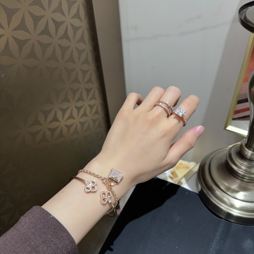 NO:631211,Kelly's new bag bracelet, high quality in stock, small quantity, special offer 88260, bracelet, Cartier high-end jewelry19860909Kelly新款包包手链,高品质现货,数量不多,特惠88260,,bracelet,卡迪亚高端饰品,Jewelry