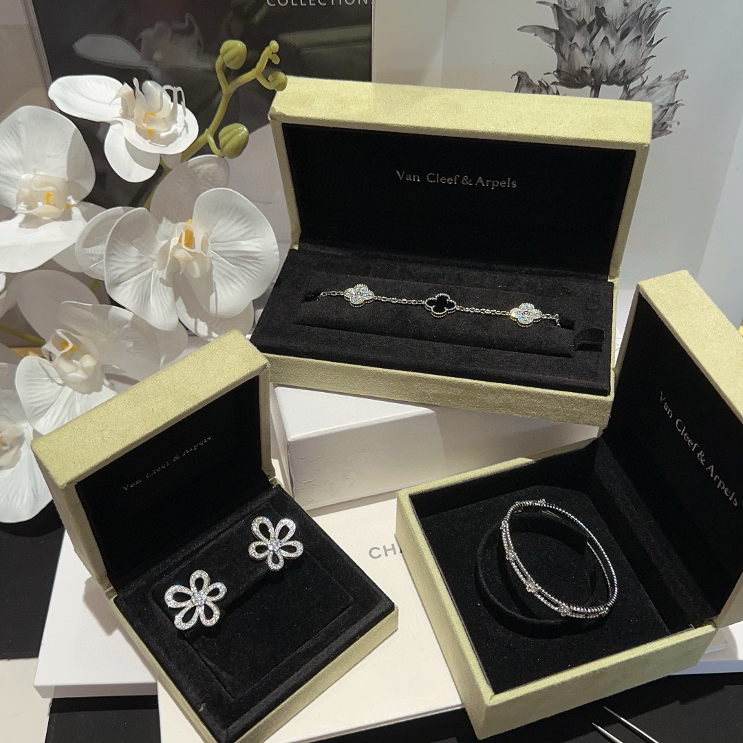 NO:631328,A must-have item for the wealthy daughter #五花 Diamond Black Agate Bracelet #Flower Full Diamond Earrings #Beaded Mini Flower Bracelet High-end jewelry series,,bracelet,bracelet,Cardia high-end jewelry19860909富家千金必备单品 #五花间钻黑玛瑙手链 #花朵全钻耳钉 #串珠迷你花朵手镯 高级珠宝系列,,bracelet,bracelet,卡迪亚高端饰品,Jewelry