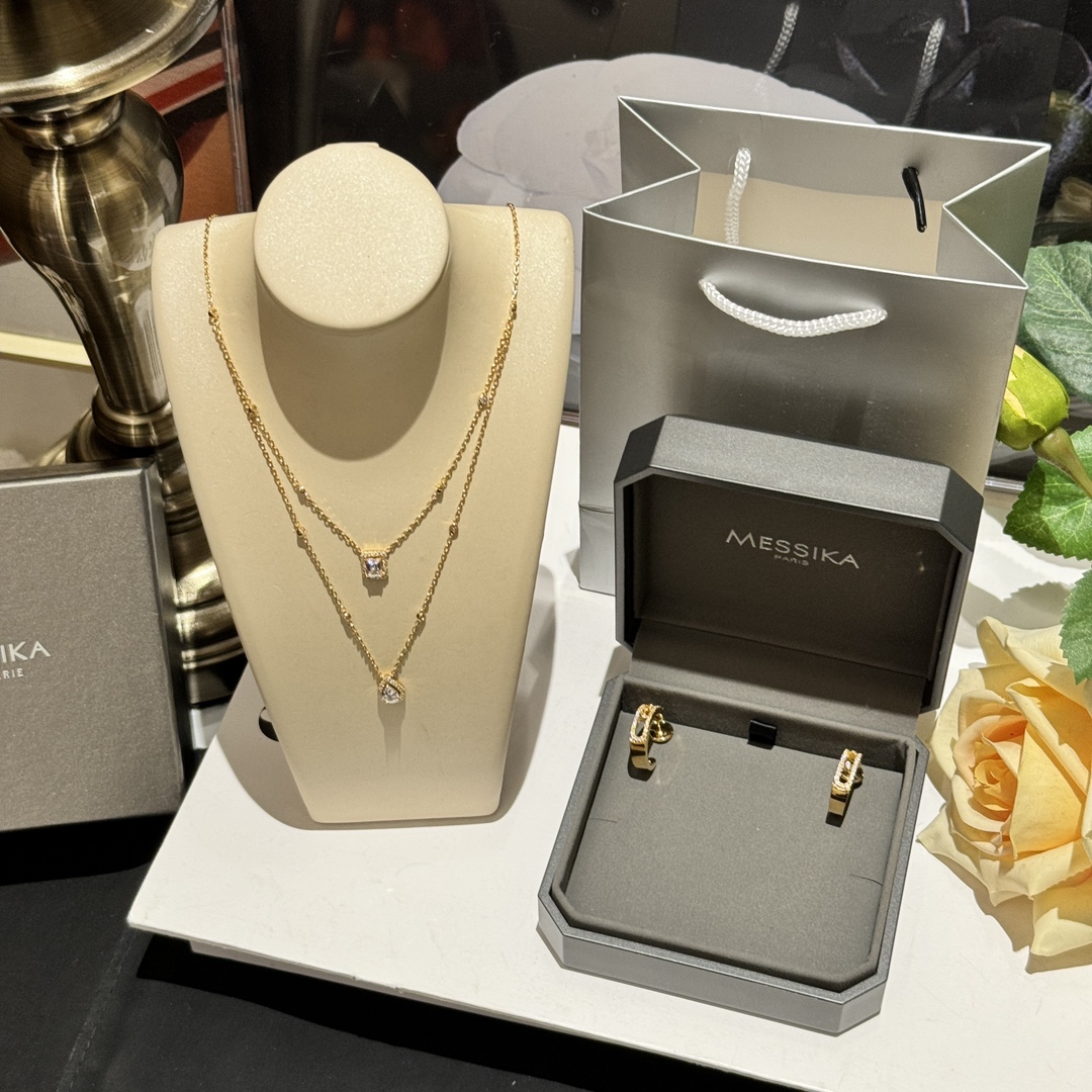 NO:677768,XE004#Smart hoop full diamond earrings19860909XE004#灵动圈形全钻耳环 XD001#水滴方钻项链 Messika 双层项链 双层项链方便佩戴,性感迷人,钻石仿若悬浮于肌肤之上,令人印象深刻. 全新风格,精妙点缀于胸前,更显性感迷人.具有体现新生、情侣、母女之间紧密联系的深刻象征意义.,,earrings,necklace,卡迪亚高端饰品,Jewelry