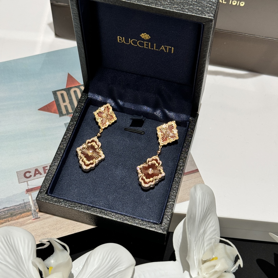 NO:677864,Buccellati Oera Series ~ KE003 brushed four-leaf clover pendant earrings, hand-drawn and inlaid with natural carnelian. Just looking at the craftsmanship is full of high-end feeling!  The color of gold-plated material is versatile for autumn and winter. Thick 18k rose gold plating, earrings, gold plating, Cartier high-end jewelry19860909Buccellati Oera系列～ KE003拉丝四叶草坠链耳环 手工拉丝工艺镶嵌天然红玉髓 光是看工艺就满满都高级感！ 镀金材质颜色和秋冬百搭 厚镀18k玫瑰金,,earrings,gold plating,卡迪亚高端饰品,Jewelry