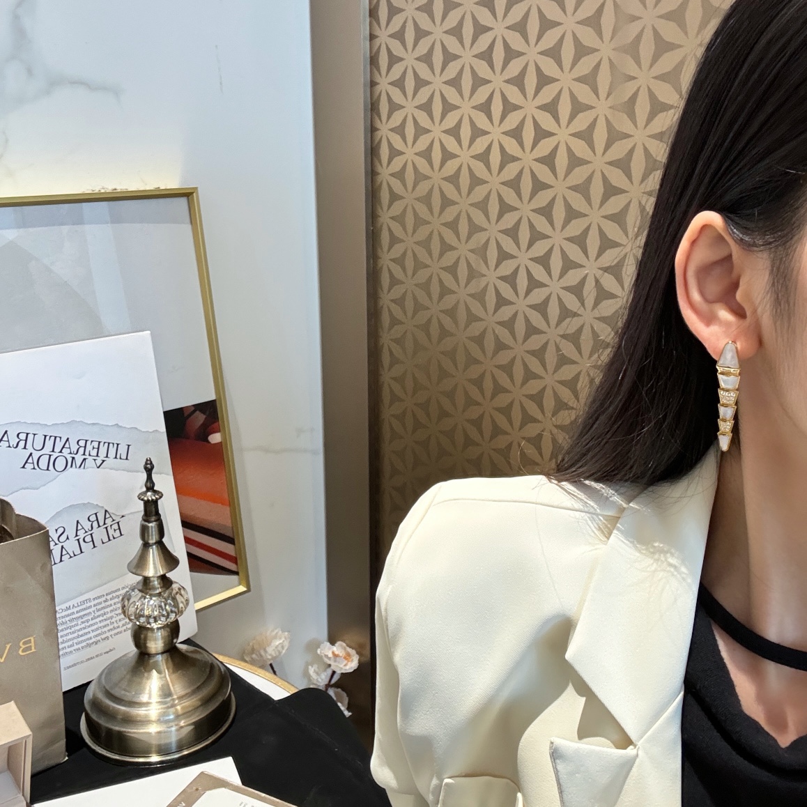 NO:714507,B long snake-shaped diamond gemstone earrings, Baojia high-end jewelry series, natural white mother-of-pearl zircons, hand-inlaid, thick-plated 18k gold, high-end fashion items, earrings, gold, Cartier high-end jewelry19860909B长蛇形镶钻宝石耳环 宝家高级珠宝系列 天然白贝母锆石手工镶嵌 厚镀18k黄金 高级时尚单品,,earrings,gold,卡迪亚高端饰品,Jewelry